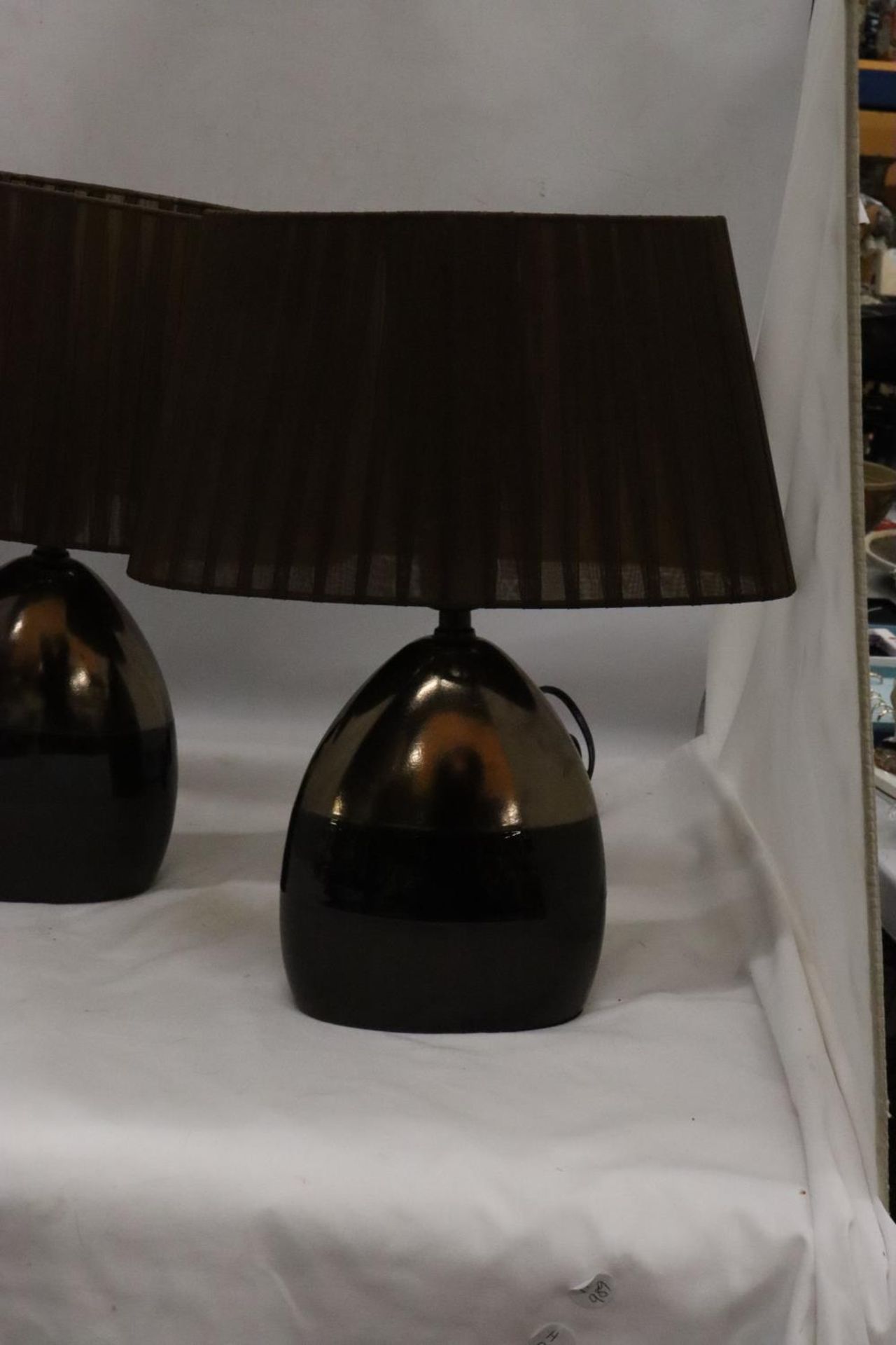 A PAIR OF MODERN TABLE LAMPS WITH SHADES - Image 2 of 4