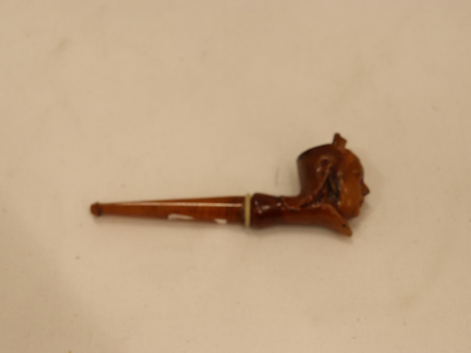 AN ANTIQUE BRITISH QUEEN VICTORIA TREACLE GLAZE TOBACCO PIPE WITH AMBER EFFECT PIPE, LENGTH 13 CM - Bild 2 aus 4