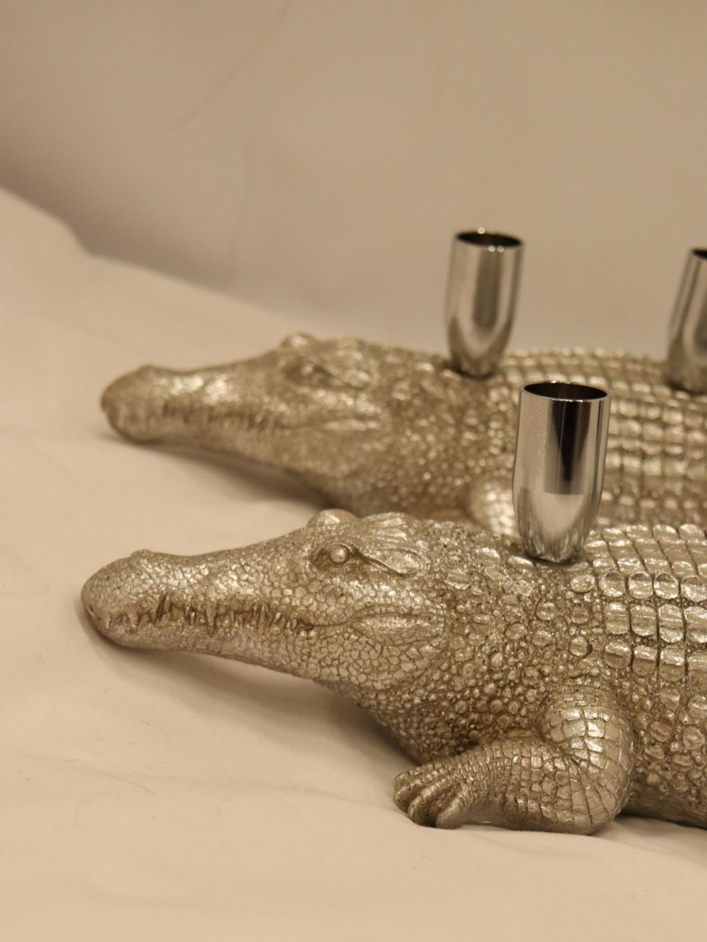 A PAIR OF HEAVY SILVER COLOURED CROCODILE CANDLE HOLDERS, LENGTH 44CM - Image 2 of 4