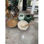 A COLLECTION OF KITCHEN ITEMS TO INCLUDE A MORTAR AND PESTLE GRINDING BOWL, ETC