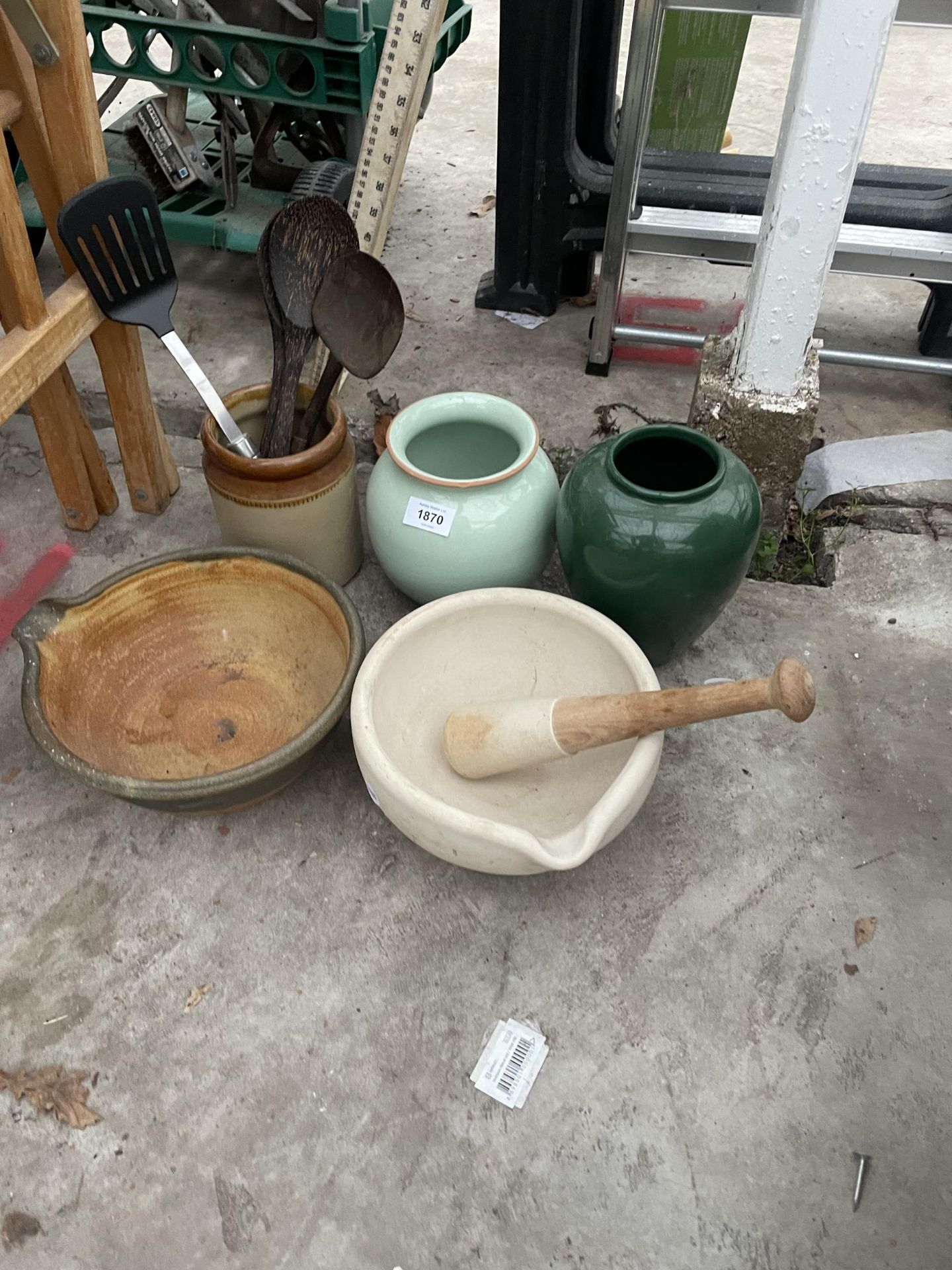 A COLLECTION OF KITCHEN ITEMS TO INCLUDE A MORTAR AND PESTLE GRINDING BOWL, ETC