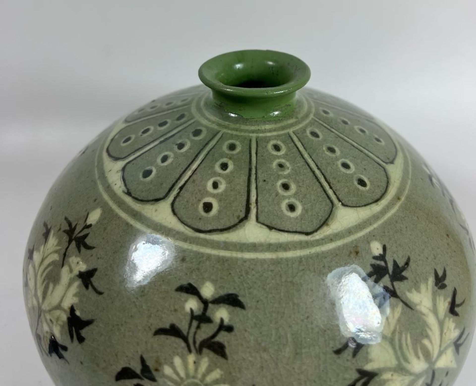 A CHINESE CELADON GLAZE FLORAL DESIGN POT / VASE, HEIGHT 12 CM - Image 2 of 5