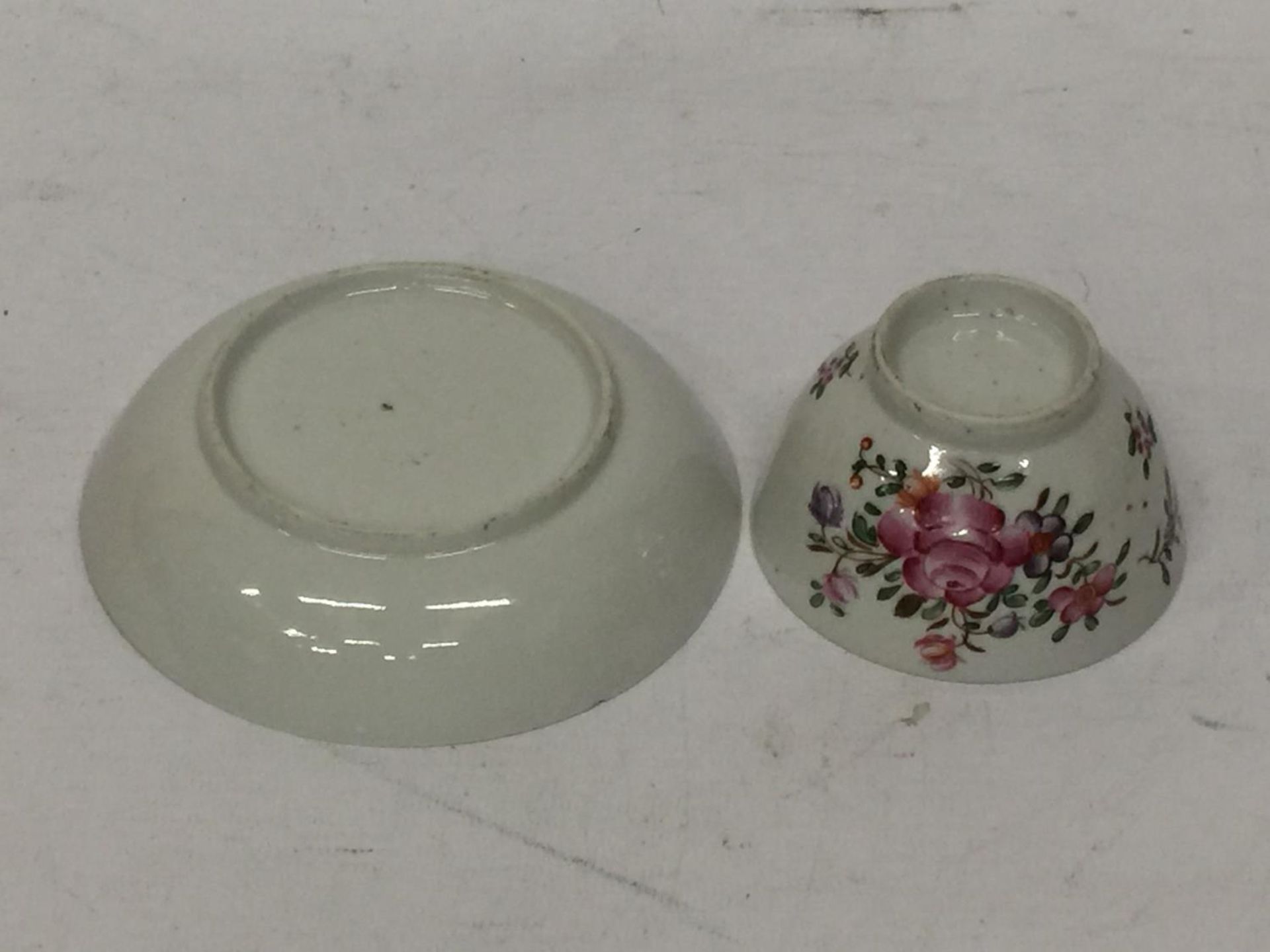 A LATE 18TH/EARLY 19TH CENTURY CHINESE EXPORT FAMILLE ROSE TEA BOWL AND SAUCER - TWO FAINT - Image 4 of 4