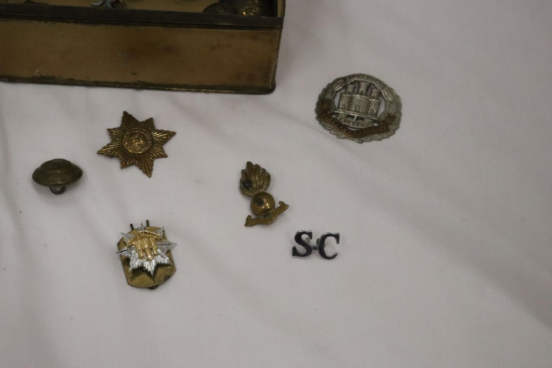 A BRASS BOX CONTAINING MILITARY BUTTONS AND BADGES - Image 8 of 10