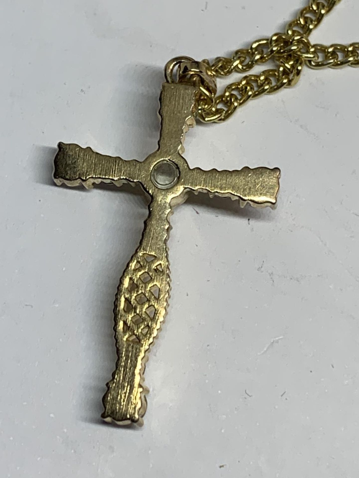 A NECKLACE WITH A CRYSTAL CROSS IN A PRESENTATION BOX - Image 3 of 3