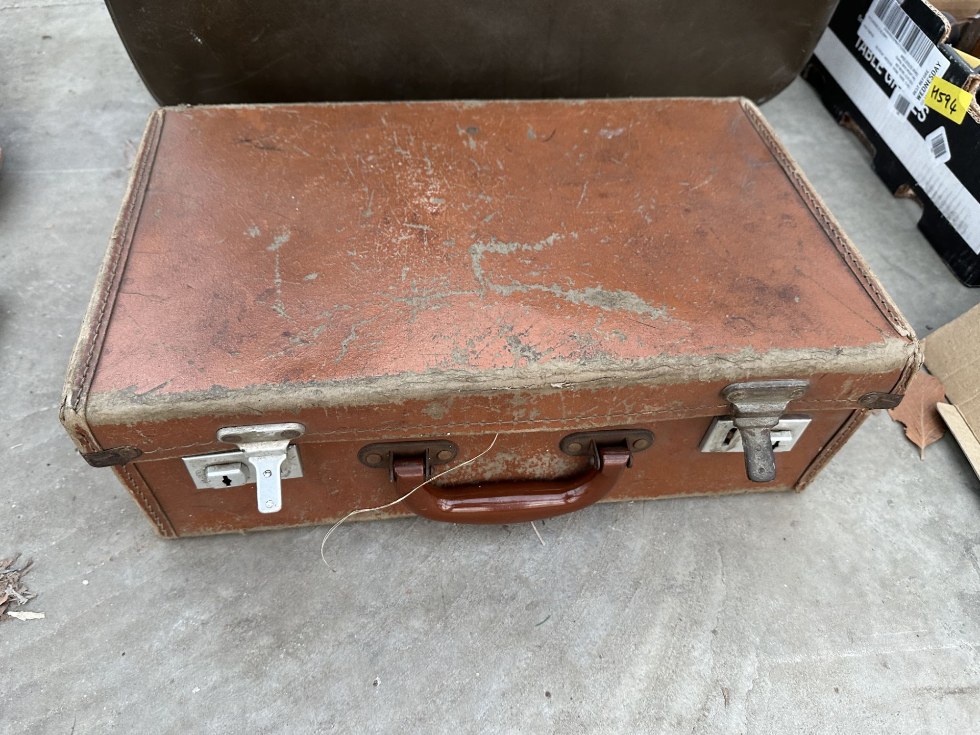 TWO VINTAGE TRAVEL CASES AND AN ASSORTMENT OF VINTAGE ITEMS ETC - Image 2 of 3