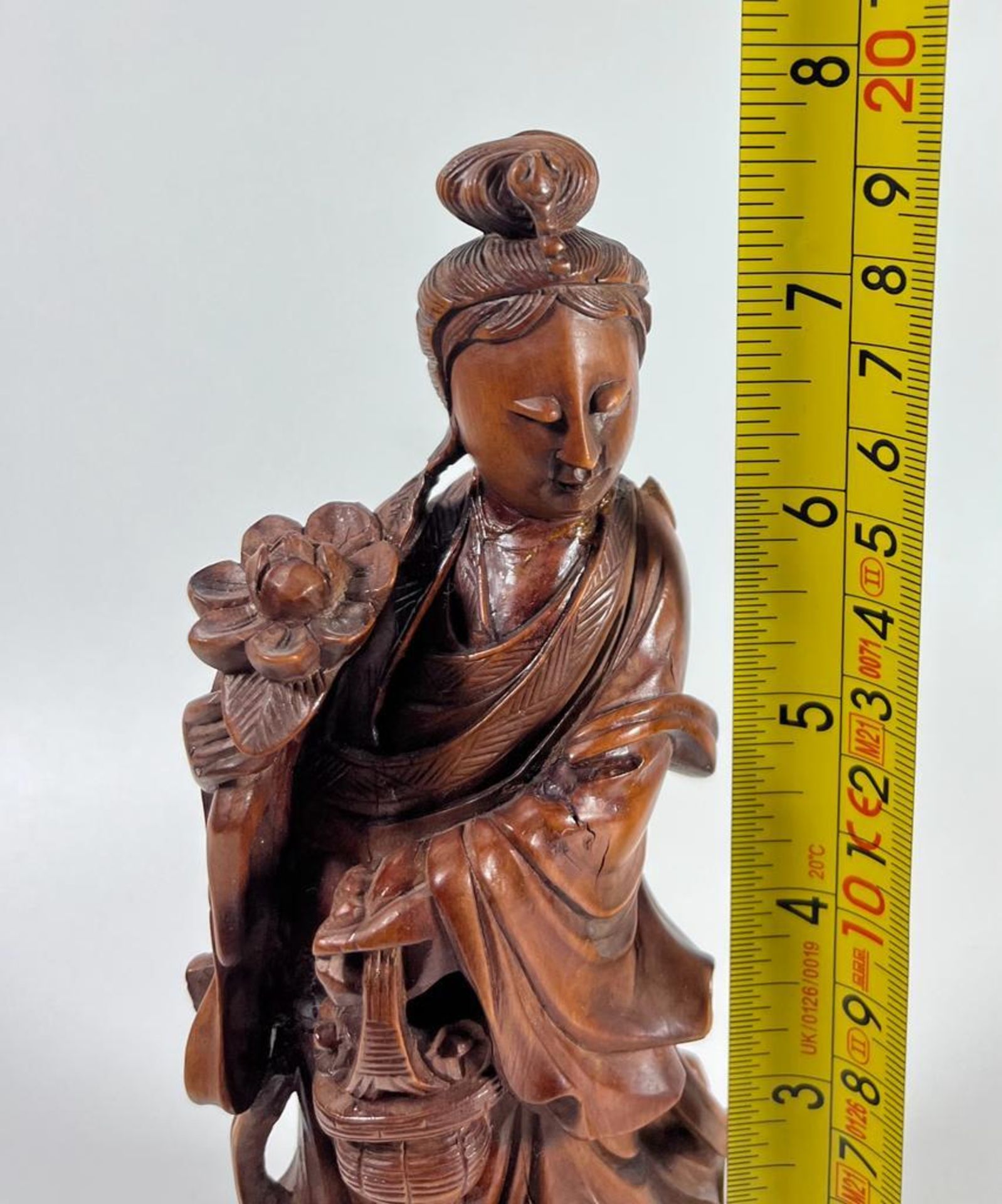 A CHINESE CARVED ROOTWOOD FIGURE OF A GEISHA GIRL, HEIGHT 19.5 CM - Image 4 of 4