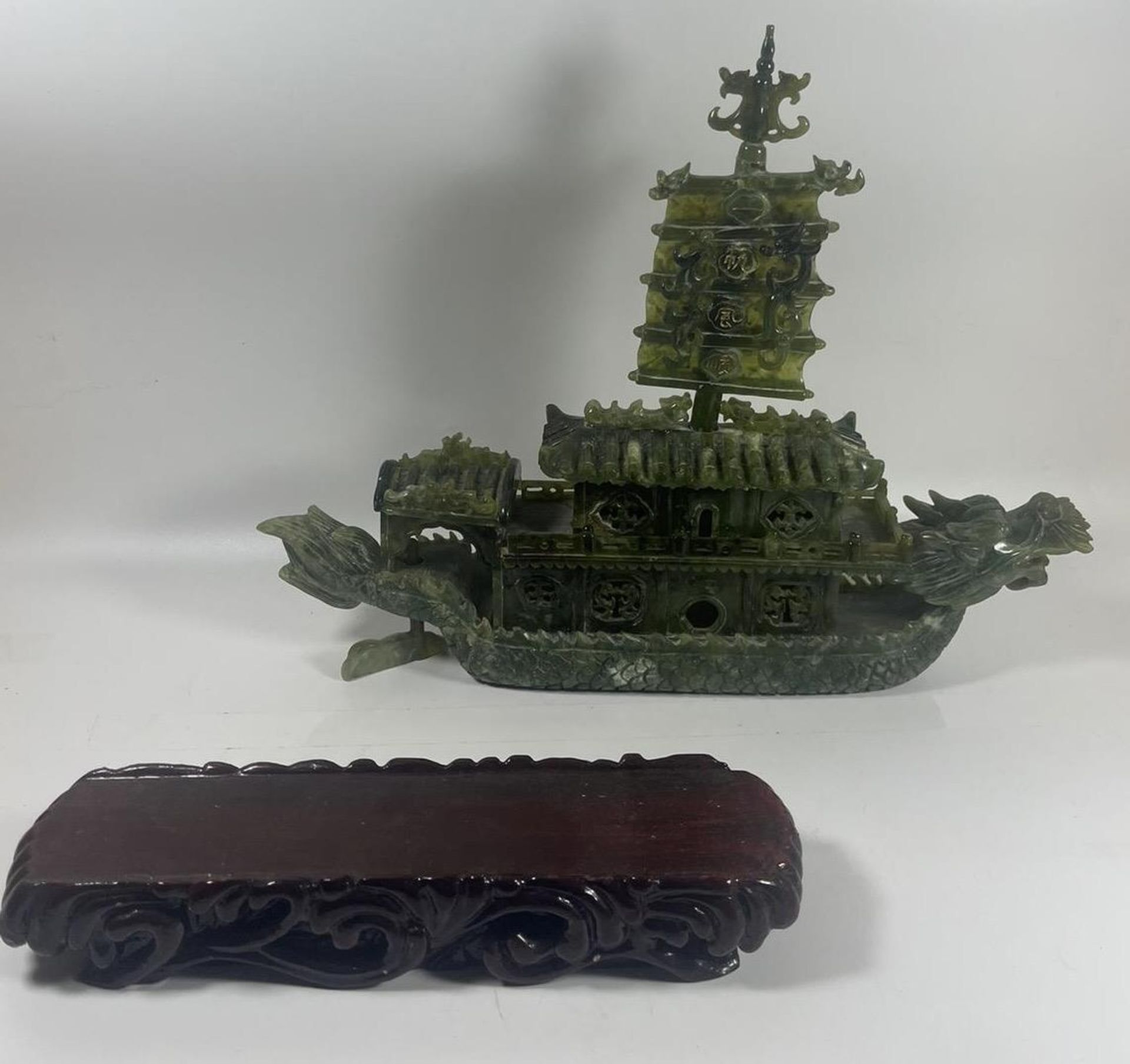 A CHINESE CARVED JADE TYPE GREEN HARDSTONE DRAGON DESIGN BOAT SCULPTURE ON WOODEN BASE, LENGTH 34CM - Image 3 of 6