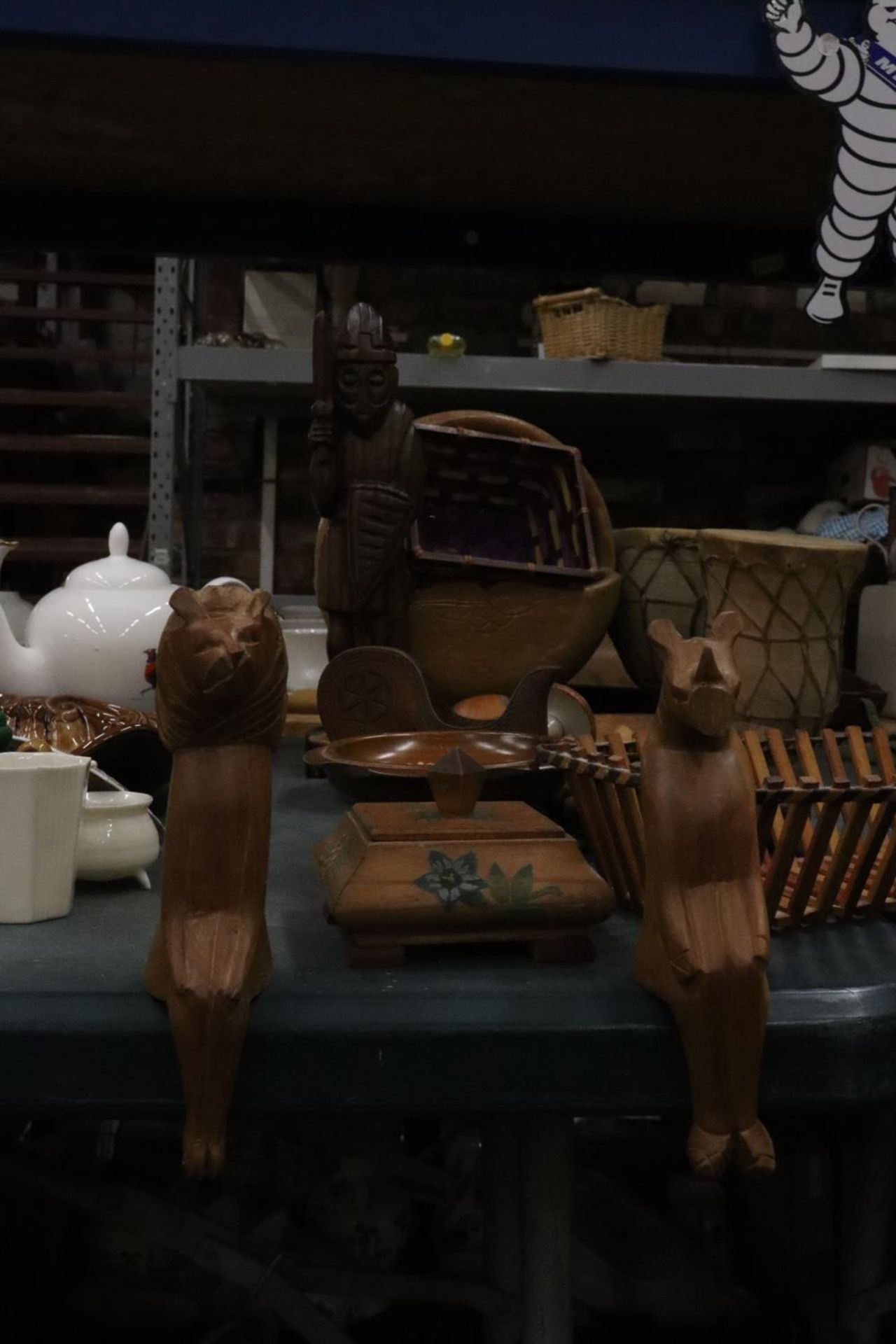 A QUANTITY OF TREEN ITEMS TO INCLUDE A SET OF TWO ANIMAL HIDE AFRICAN DRUMS, DARNING MUSHROOMS, - Image 3 of 4