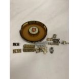 A GLASS ASHTRAY CONTAINING BRITISH MILITARY SHOULDER AND CUFF BADGES, M.O.D., ETC