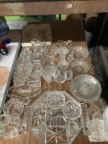 A LARGE QUANTITY OF GLASSWARE TO INCLUDE GLASSES, BOWLS, TRAYS, CANDLEHOLDERS, ETC.,