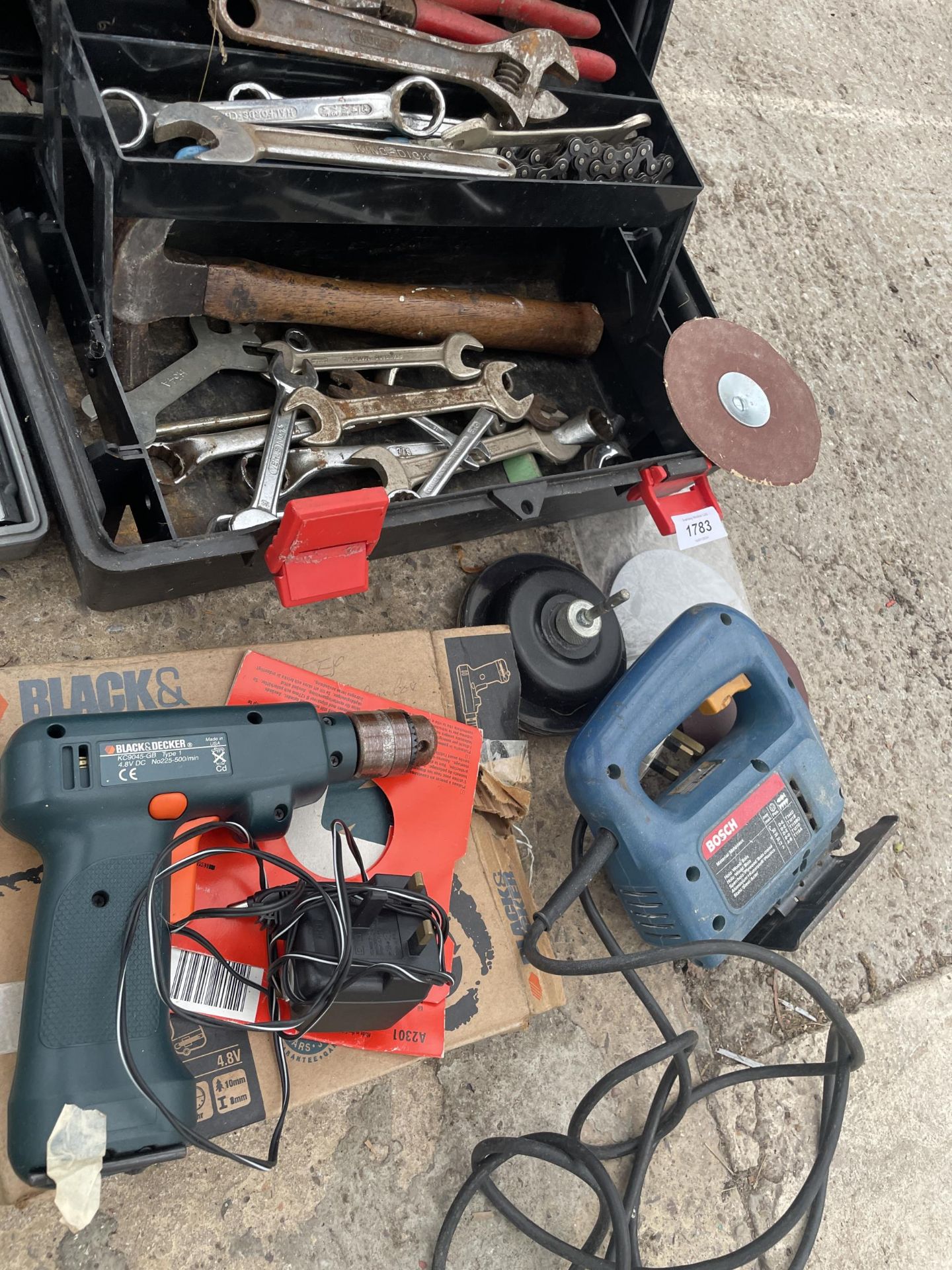 AN ASSORTMENT OF HAND TOOLS AND POWER TOOLS TO INCLUDE A BOSCH JIGSAW, SOCKET SET, ETC - Image 3 of 4