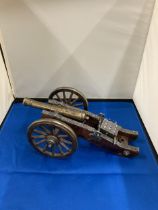 A BRASS AND METAL CANON, LENGTH 28CM, HEIGHT APPROX 12CM