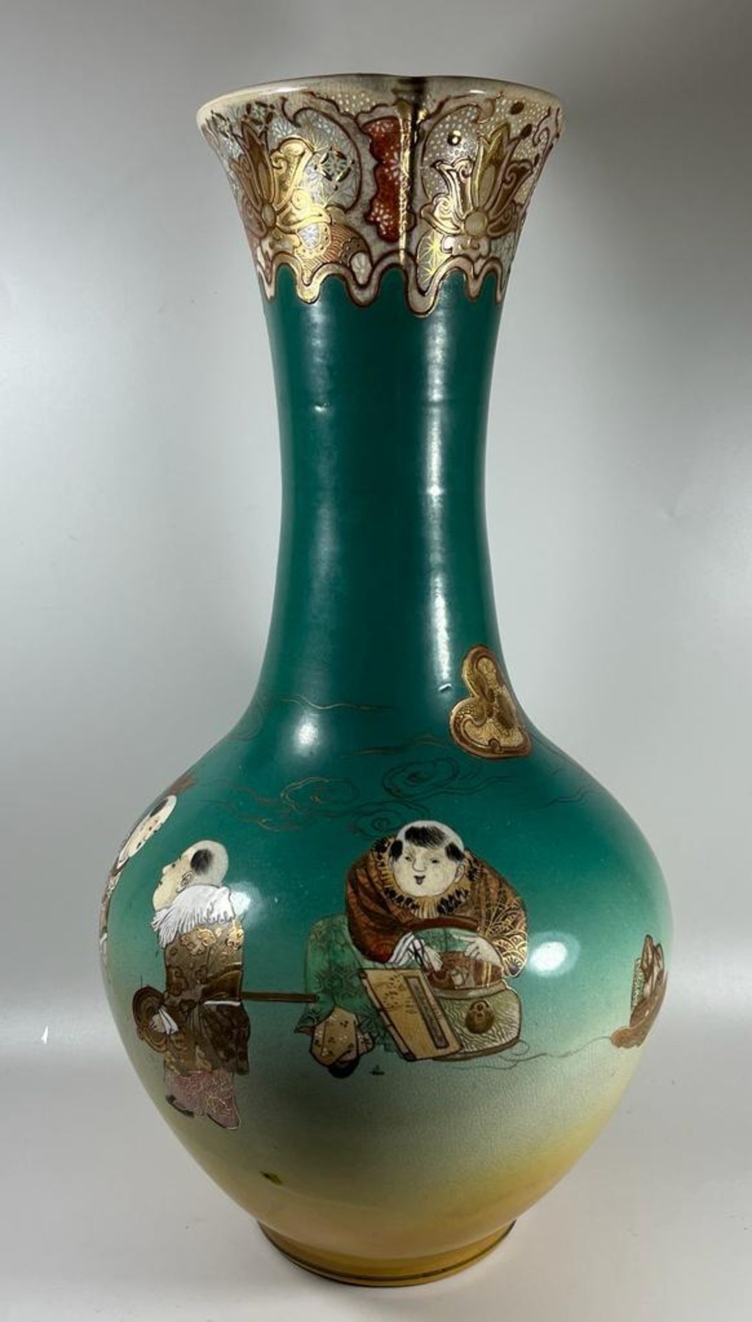 A HUGE PAIR OF JAPANESE MEIJI PERIOD (1868-1912) SATSUMA VASES WITH FIGURES DESIGN, HEIGHT 49CM - Image 3 of 8