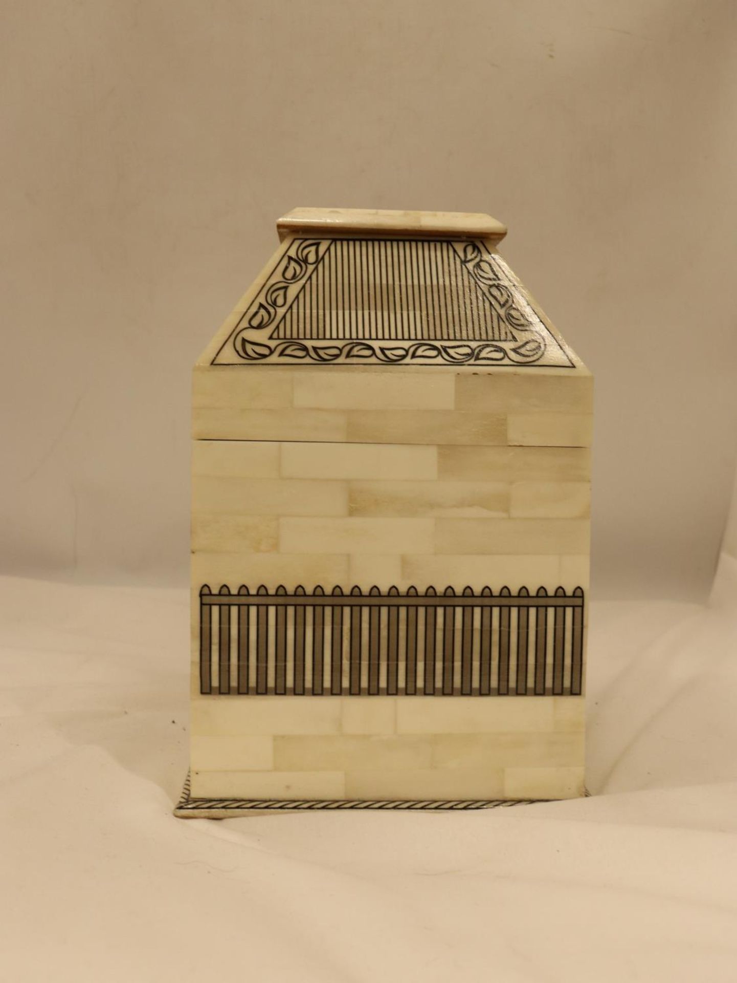 A LIDDED 'BONE' STYLE CASKET BOX, HEIGHT 24CM - Image 3 of 4