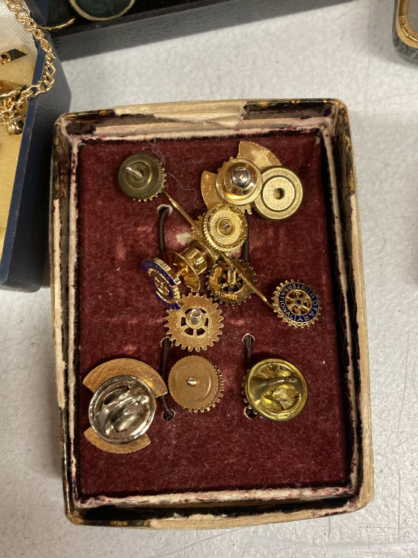 A QUANTITY OF CUFFLINKS, TIE PINS AND MILITARY BADGES - Bild 3 aus 5