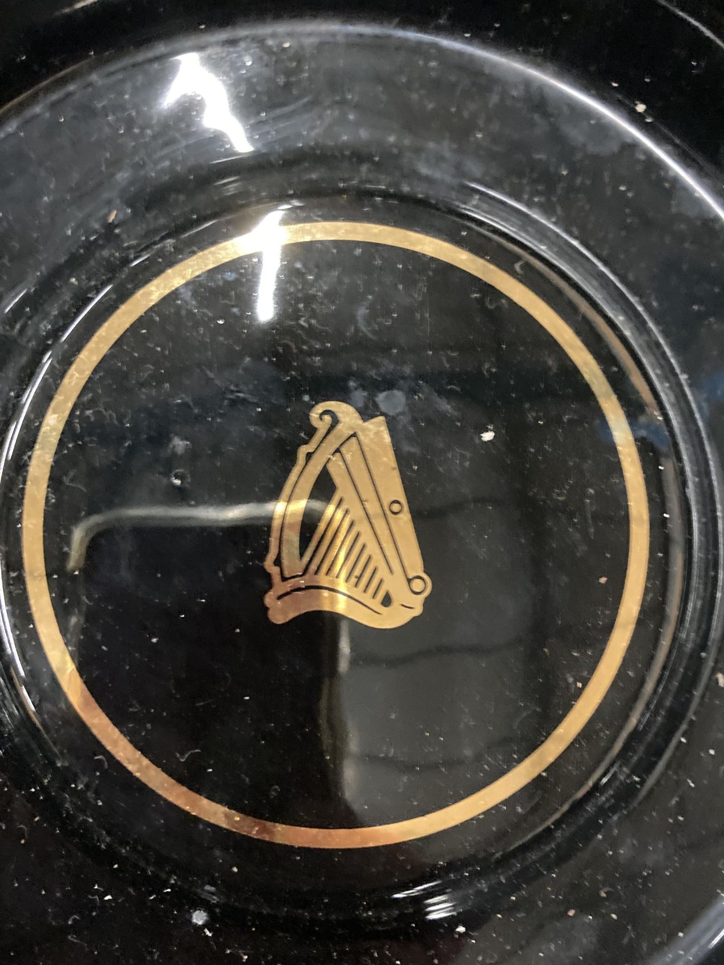 A VINTAGE WADE BLACK AND GOLD GUINNESS ASHTRAY IN VERY GOOD CONDITION - Image 2 of 2