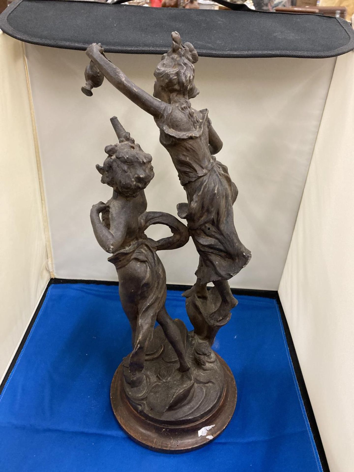 A VINTAGE TALL HEAVY FRENCH SPELTER FIGURE 'BACCHANALE', HEIGHT 41CM - Bild 3 aus 4