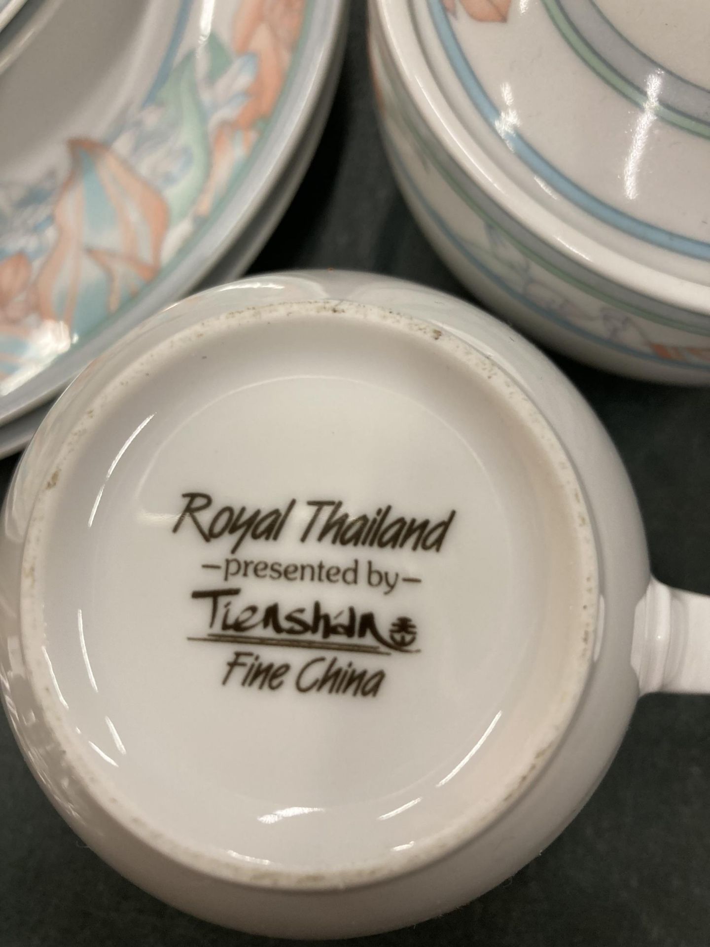 A 'ROYAL THAILAND' TEASET TO INCLUDE PLATES, BOWLS, A TEAPOT, CREAM JUG, SUGAR BOWL, CUPS, SAUCERS - Image 5 of 5