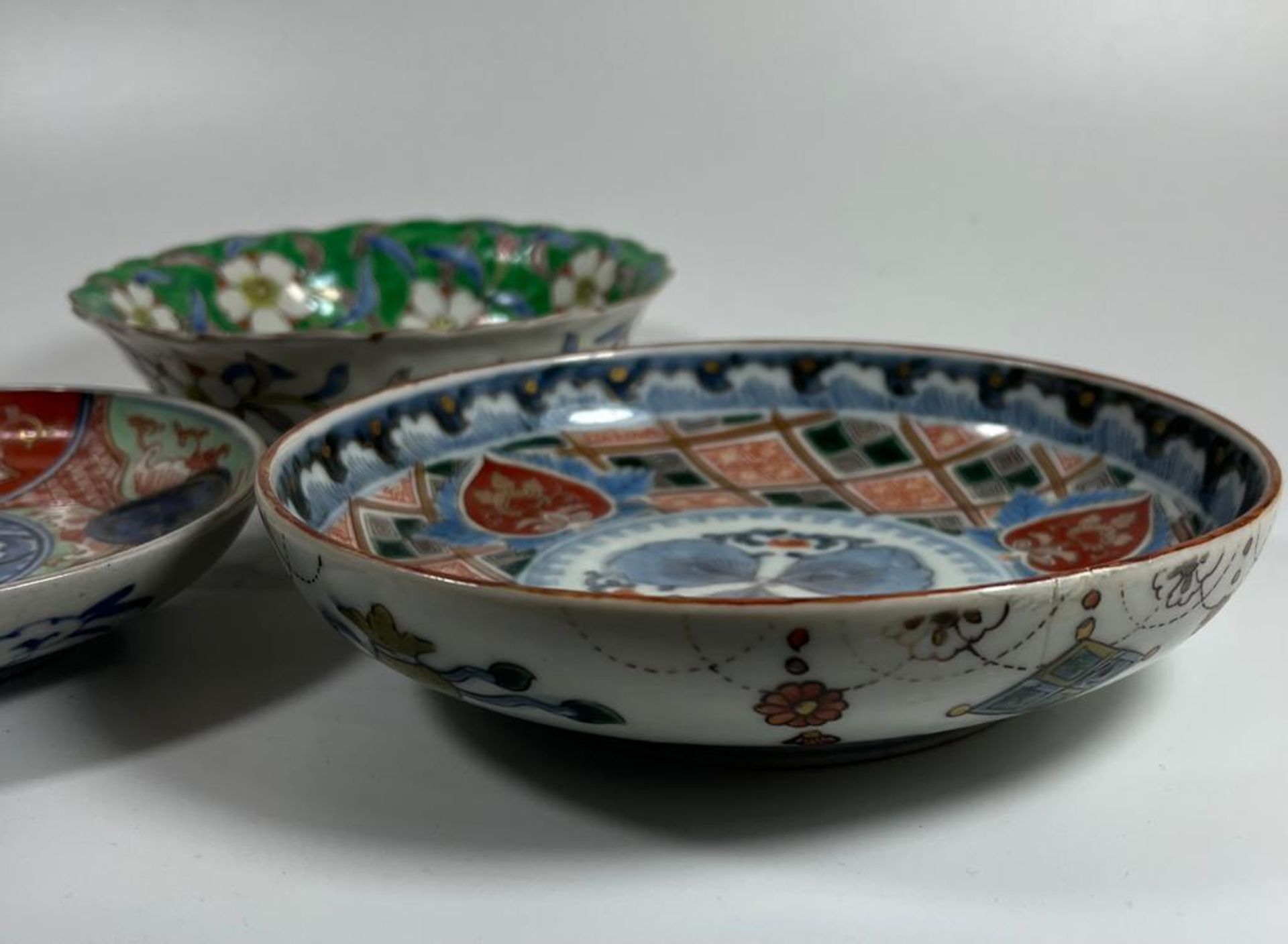 THREE 19TH CENTURY JAPANESE MEIJI PERIOD DISHES TO INCLUDE GREEN ENAMEL AND GEOMETRIC DESIGN - Image 2 of 4