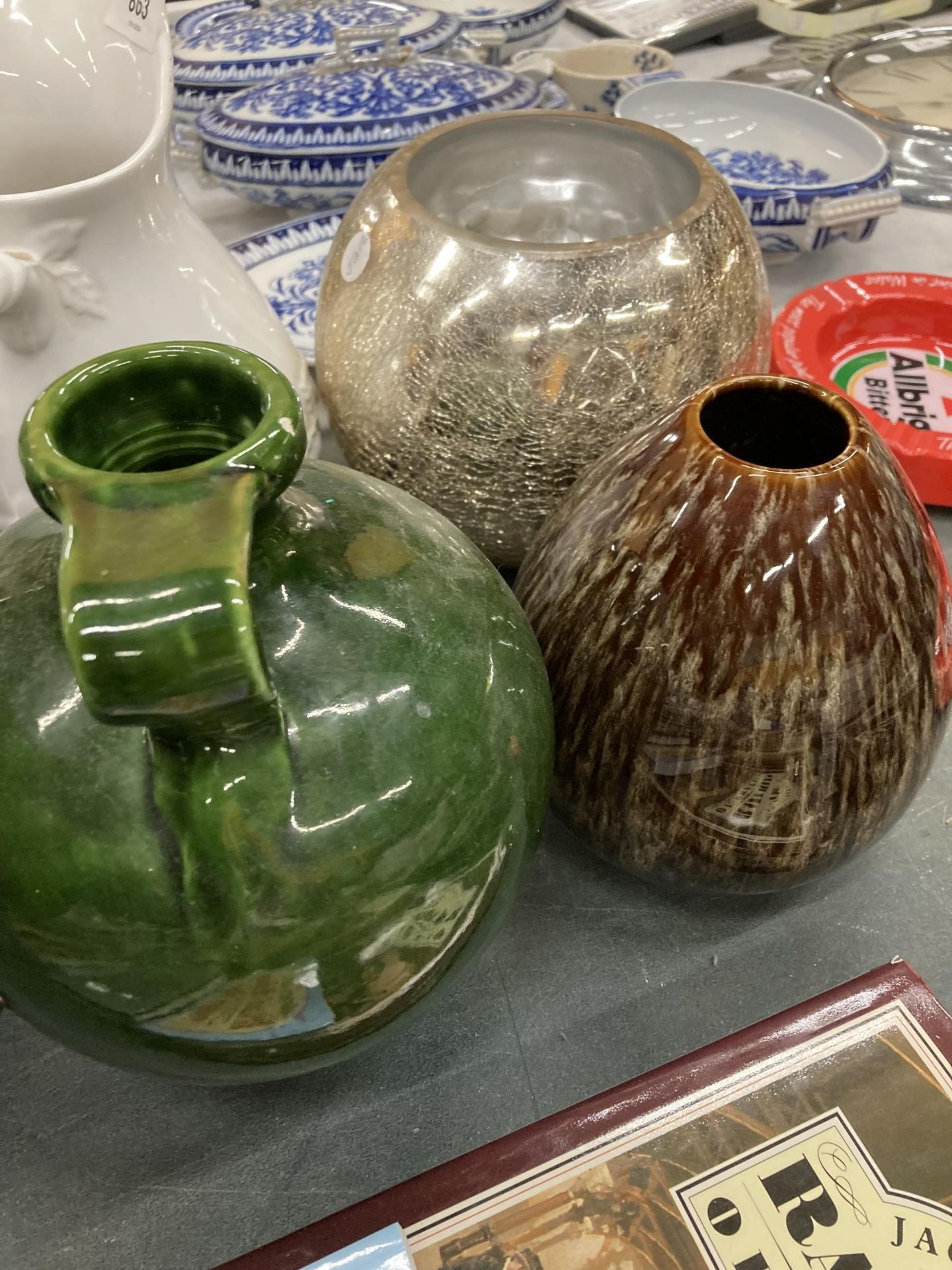 A QUATITY OF LARGE CERAMICS TO INCLUDE JUGS AND VASES - Image 2 of 3