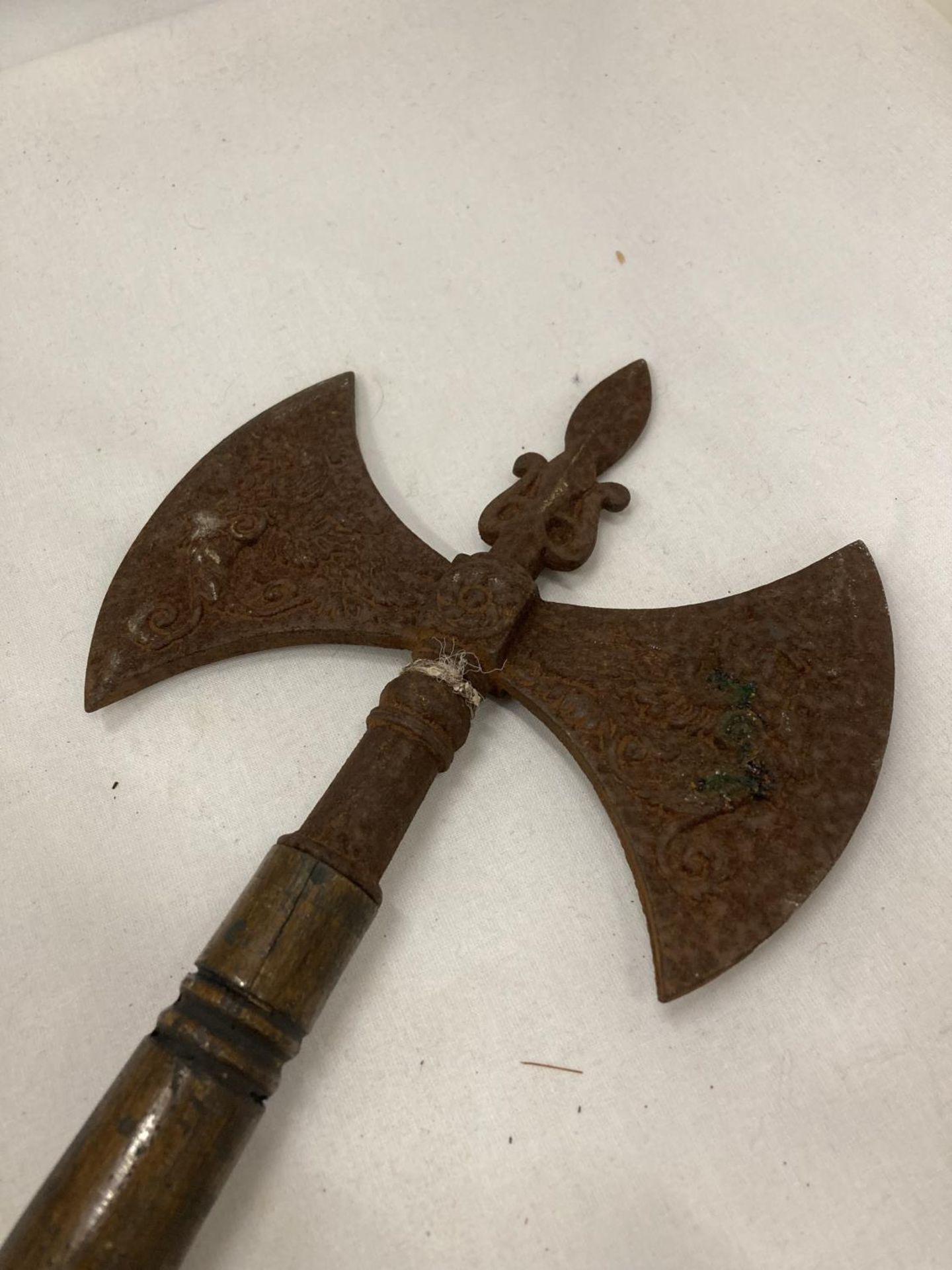 A VINTAGE DOUBLE HEADED GRYPHON AXE - Image 3 of 3