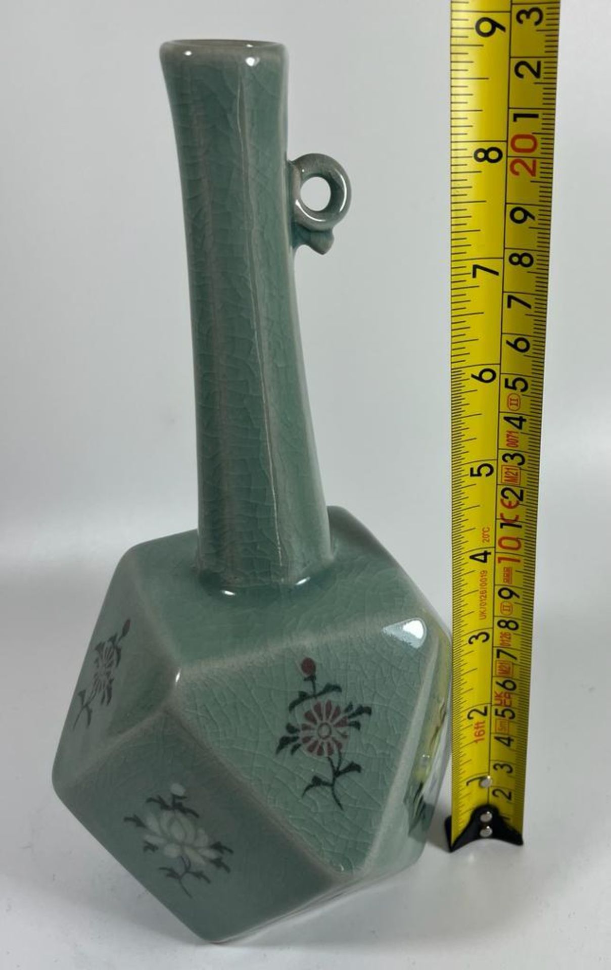 A MID 20TH CENTURY CHINESE KOREAN EXPORT CUBIC STYLE TALL VASE, SIGNED, HEIGHT 22 CM - Bild 5 aus 5