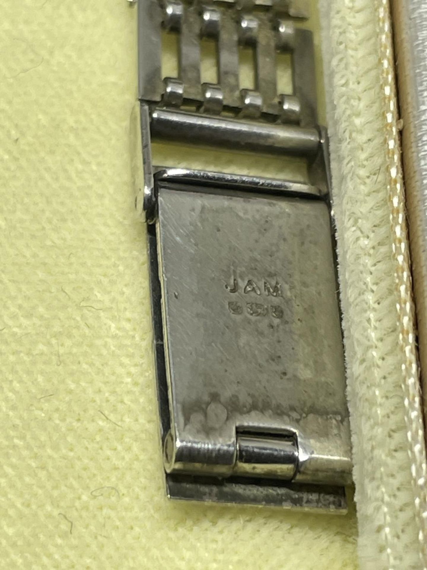 A LADIES SILVER ROTARY WRIST WATCH, WORKING AT TIME OF CATALOGUING - Bild 4 aus 4