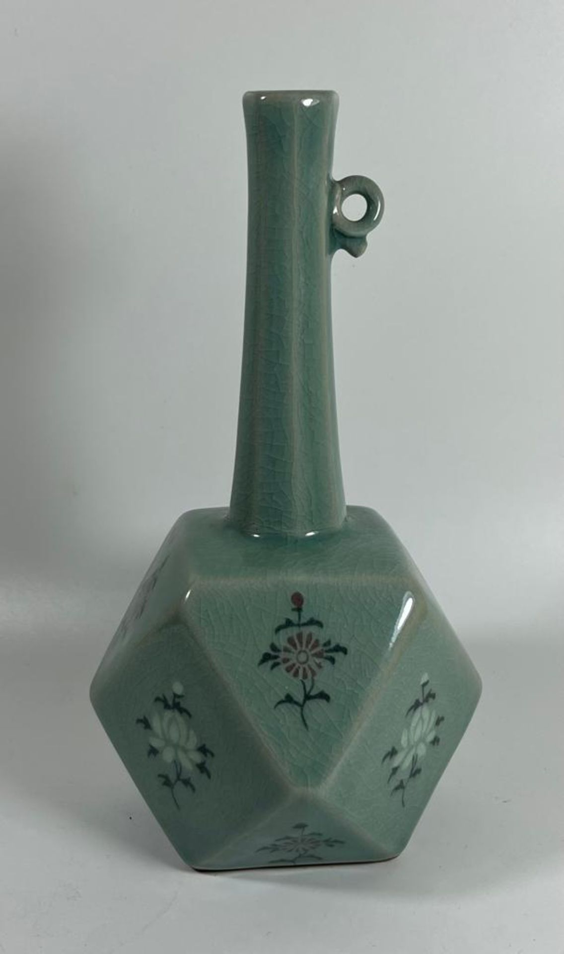 A MID 20TH CENTURY CHINESE KOREAN EXPORT CUBIC STYLE TALL VASE, SIGNED, HEIGHT 22 CM