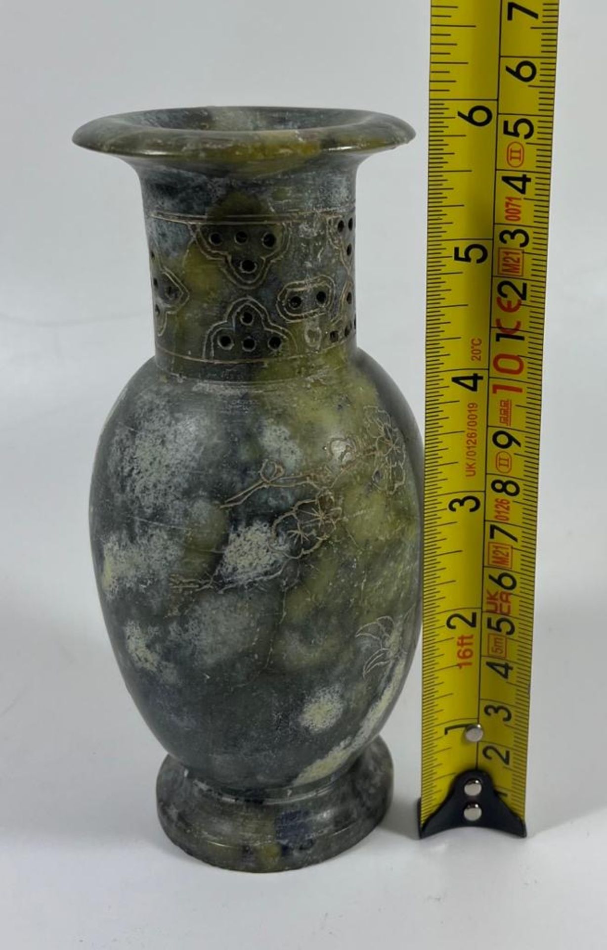 A CHINESE HARDSTONE VASE WITH ETCHED FLORAL DESIGN WITH HOLES TO TOP, HEIGHT 15 CM - Bild 5 aus 5
