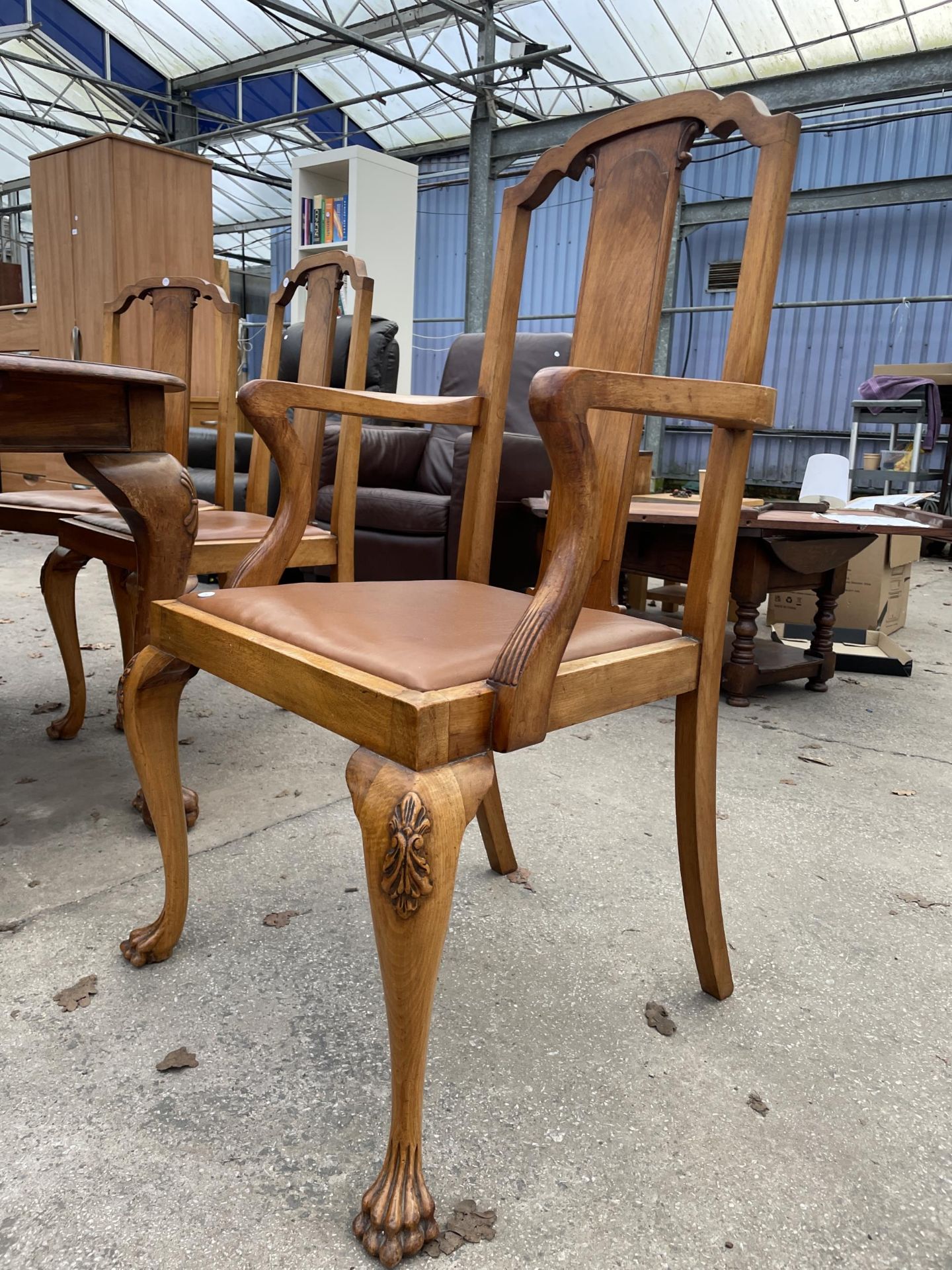 A LATE VICTORIAN WALNUT WIND-OUT DINING TABLE, 52 X 41" (LEAF 17") COMPLETE WITH WINDER AND SIX - Image 5 of 8