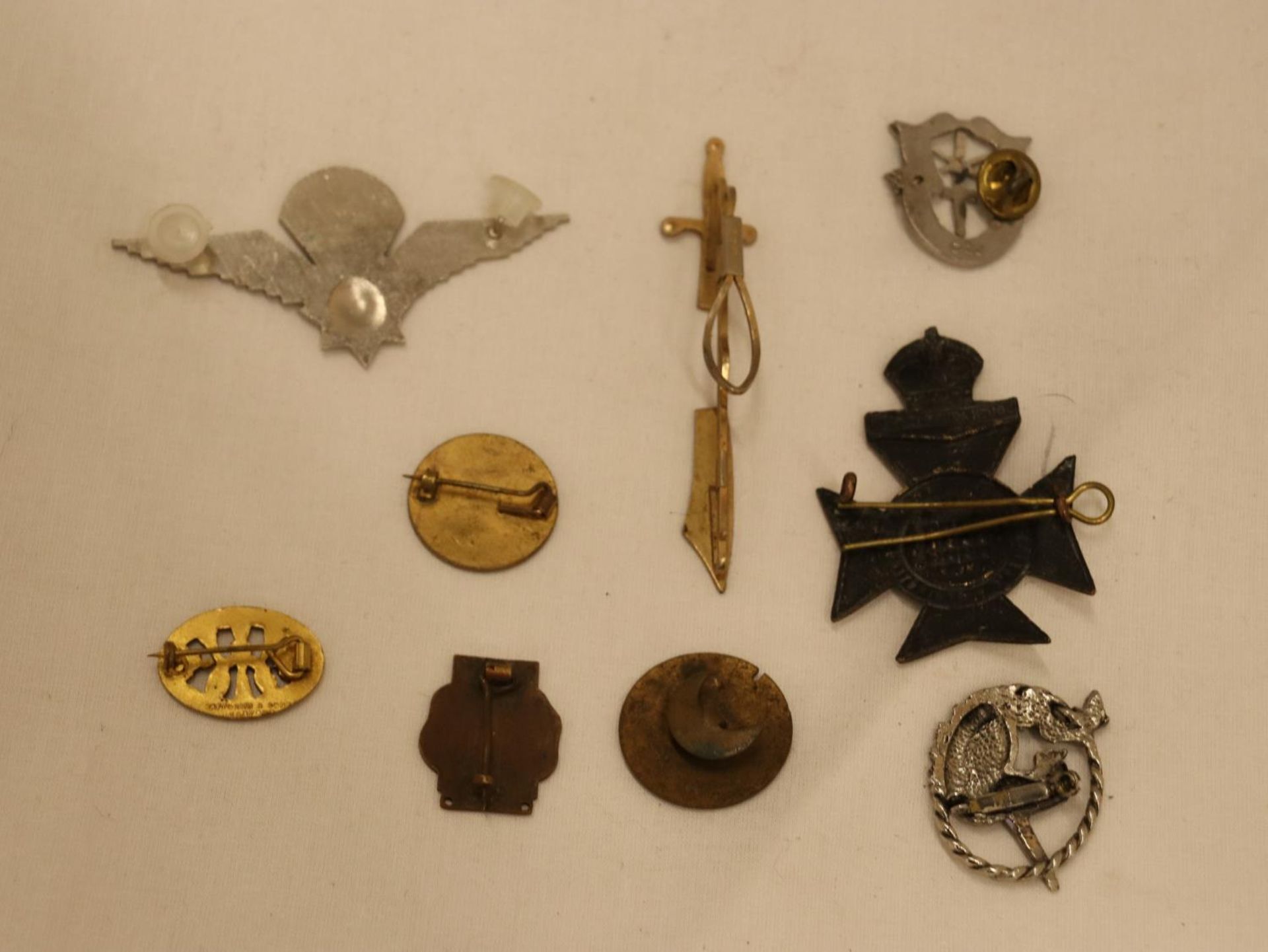 ACOLLECTION OF VINTAGE BADGES TO INCLUDE MILITARIA - 9 IN TOTAL - Image 5 of 5