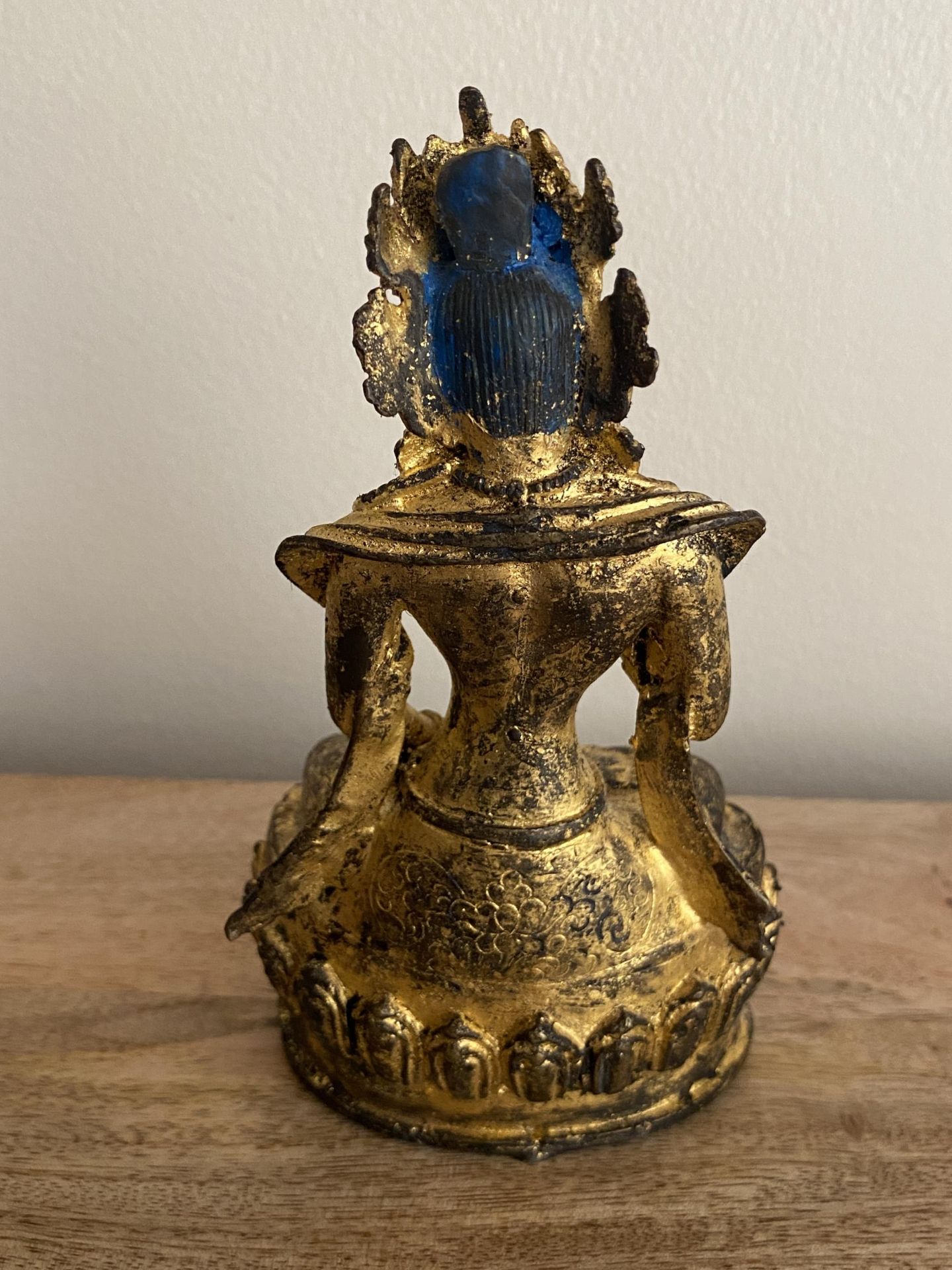 A SINO TIBETAN GILT BRONZE MODEL OF A BUDDHA WITH INSET TURQUOISE STONES, HEIGHT 14 CM - Bild 4 aus 7