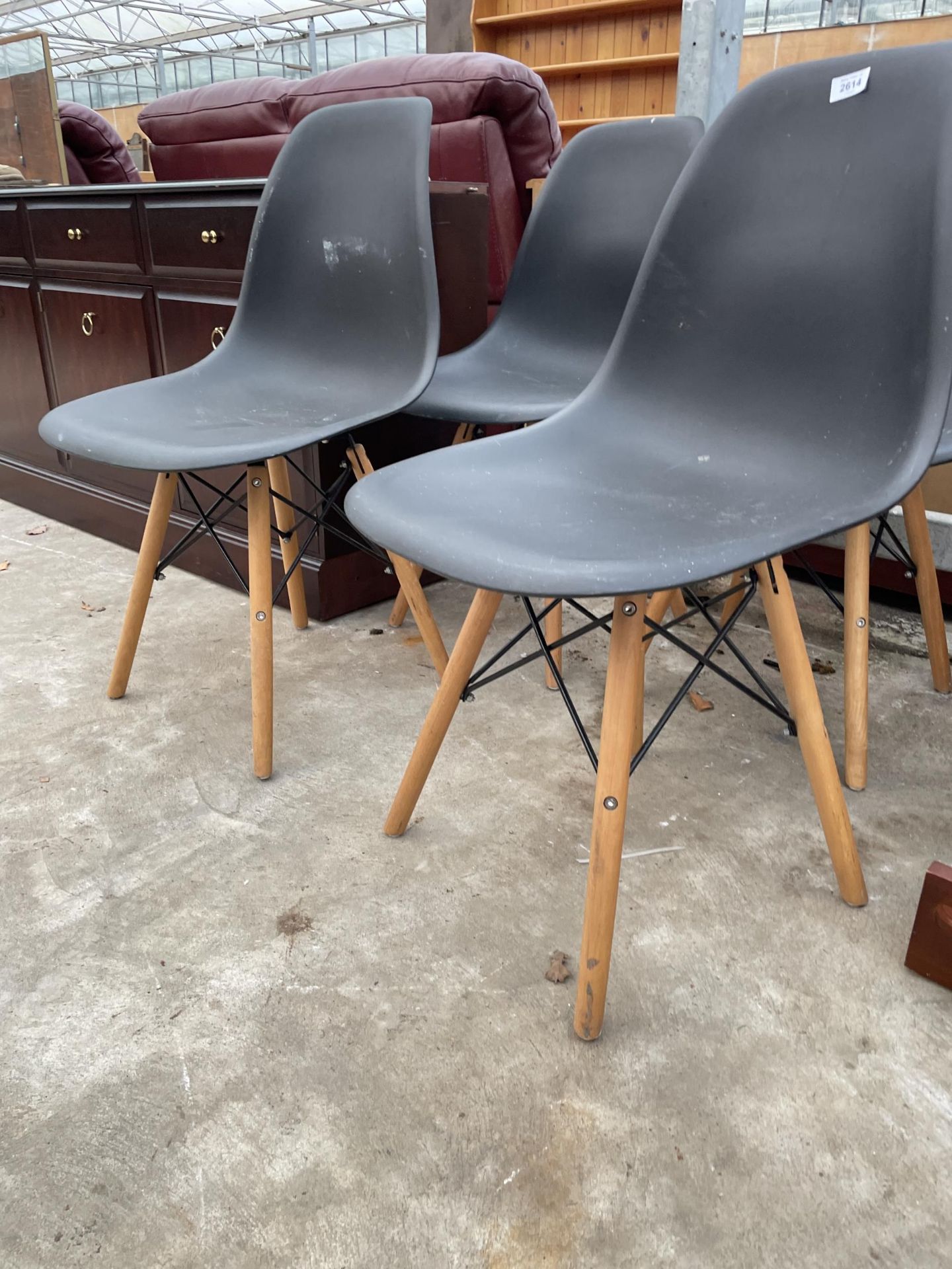 A SET OF FOUR MOULDED PLASTIC DINING CHAIRS ON KICK-OUT LEGS - Image 2 of 3