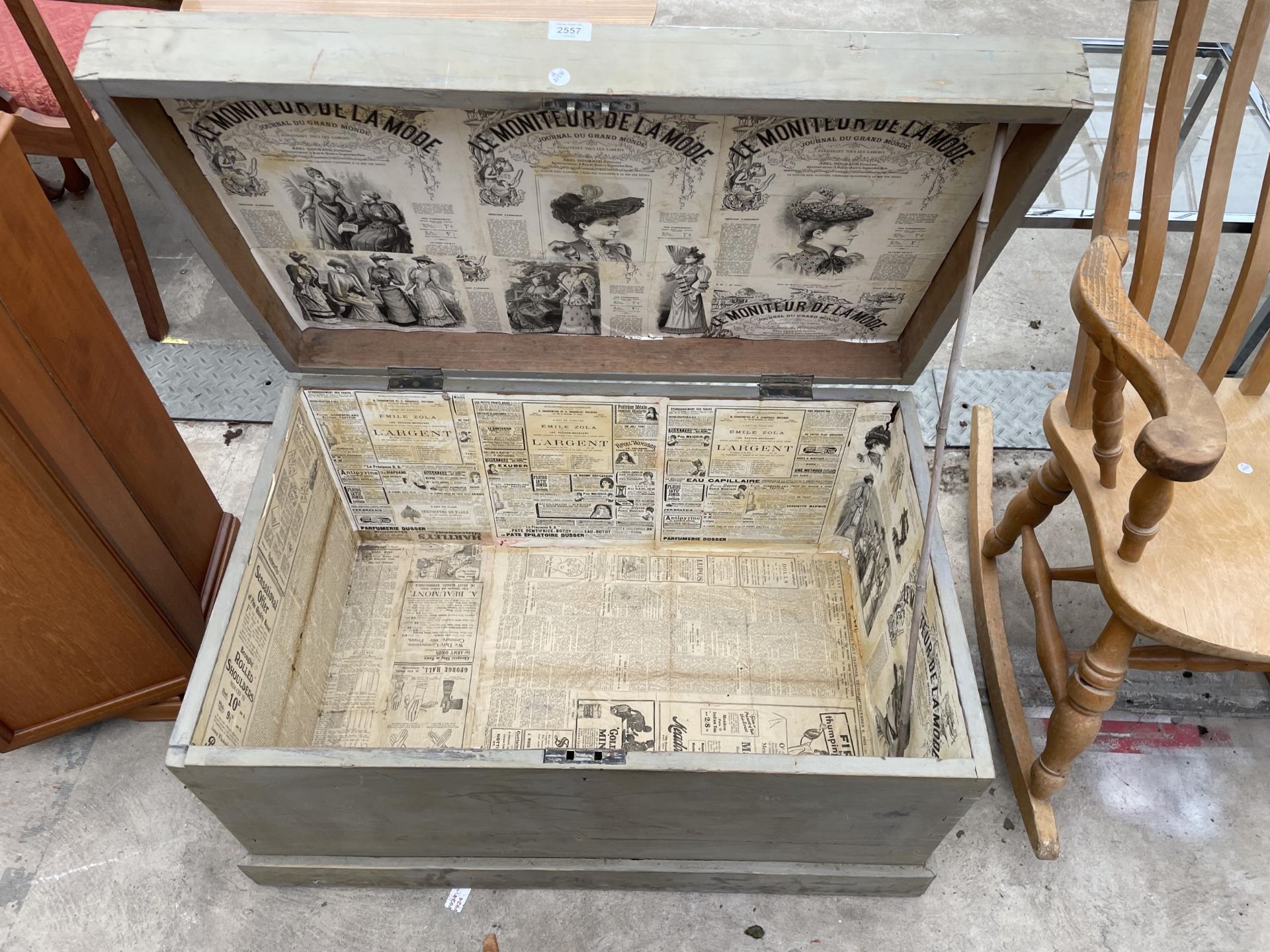 A VICTORIAN PINE BLANKET CHEST LINED WITH VICTORIAN AND EARLY 20TH CENTURY NEWSPAPER CUTTINGS, 36" - Bild 3 aus 7