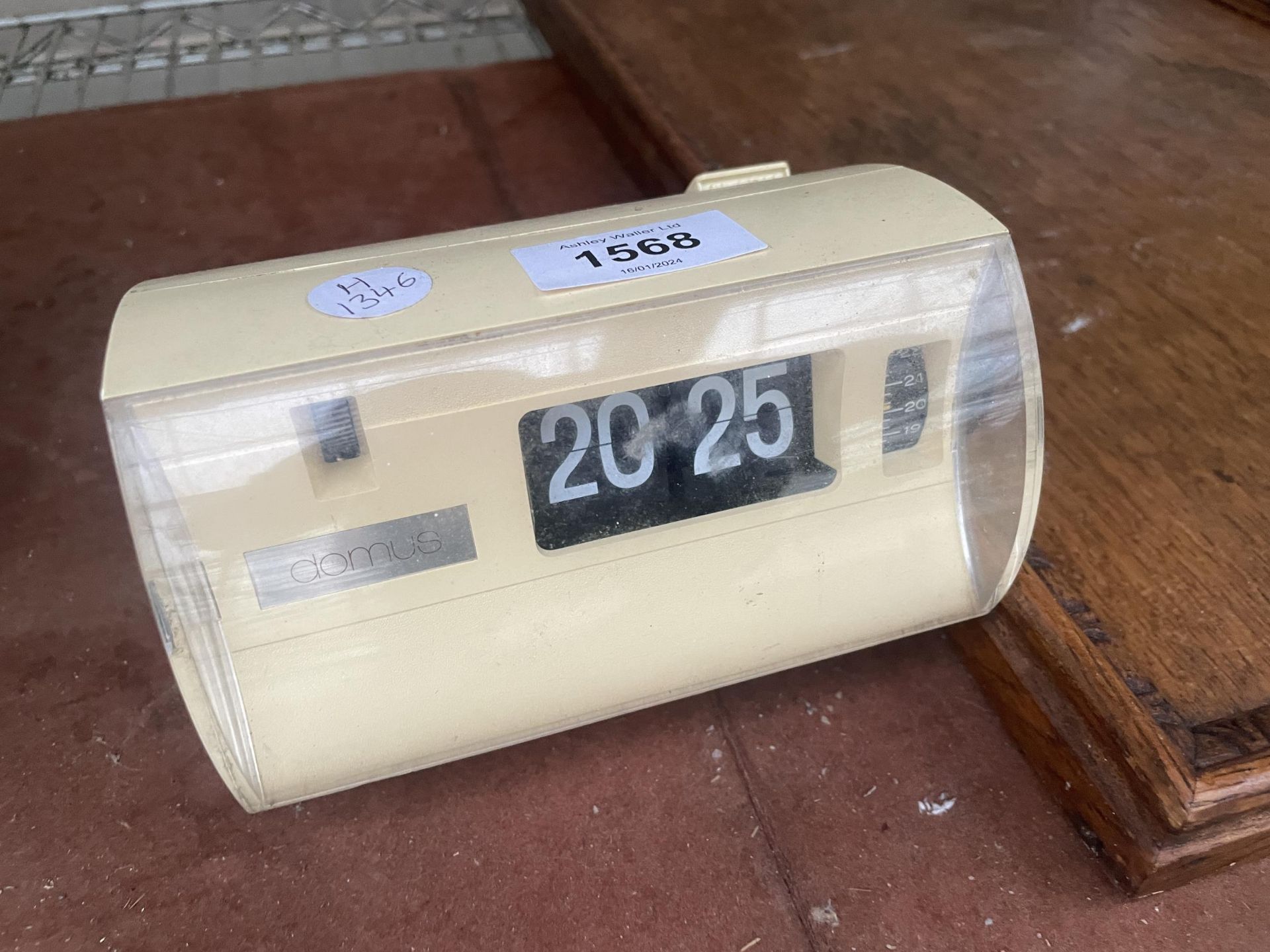 A RETRO DESK TOP CLOCK