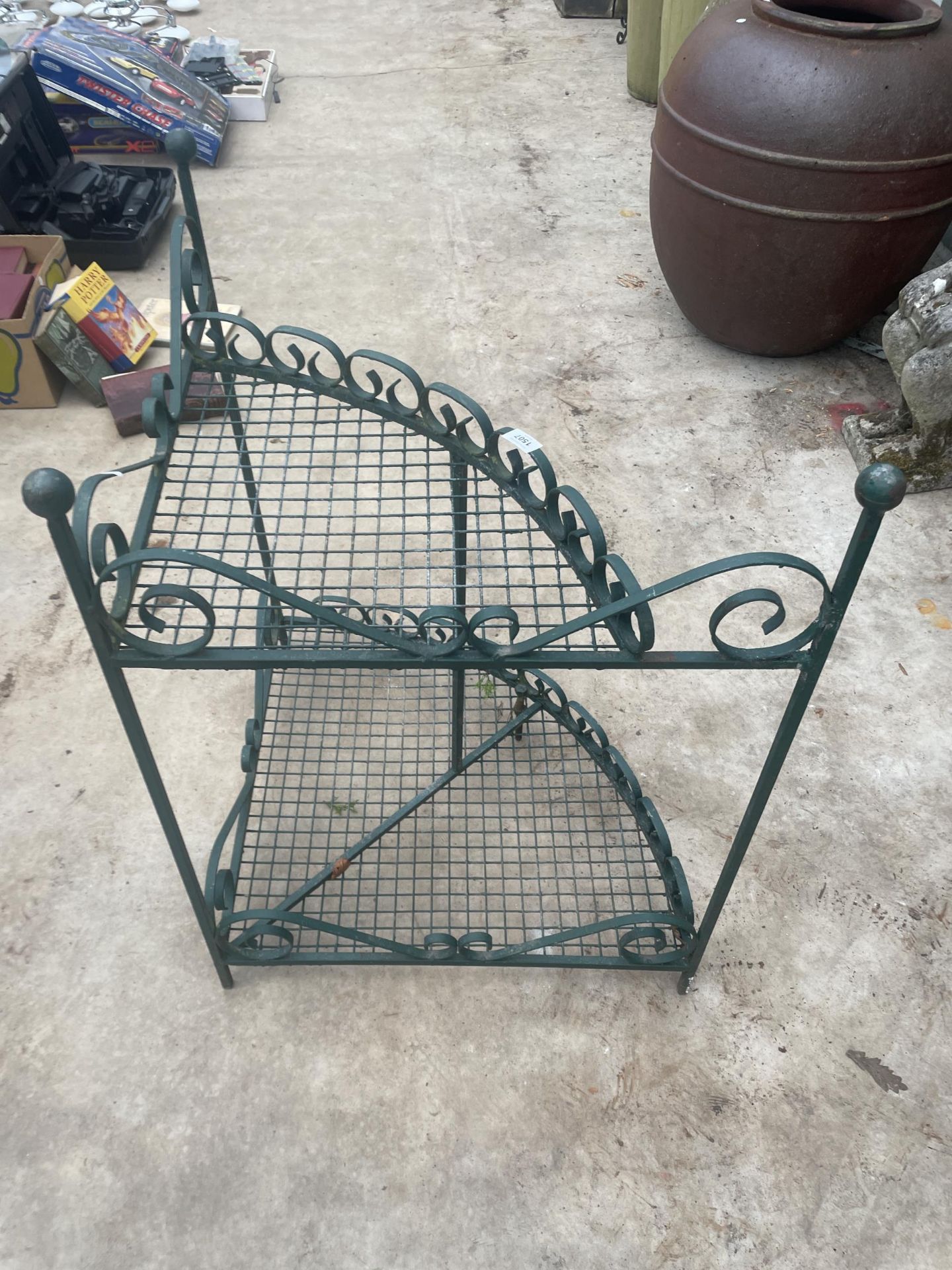 A VINTAGE WROUGHT IRON GARDEN CORNER PLANT STAND - Image 4 of 4
