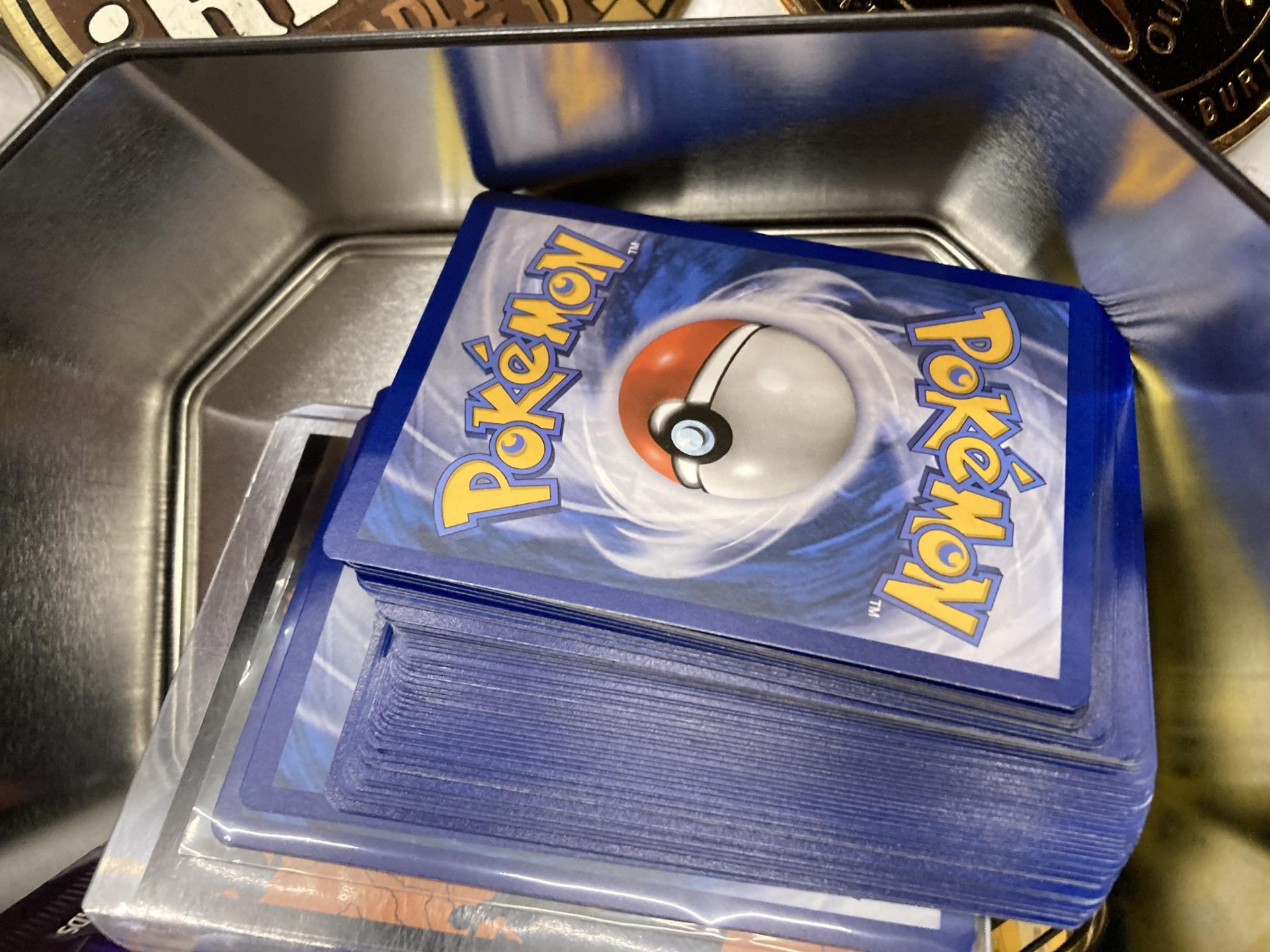 A POKEMON COLLECTORS TIN WITH 100+ CARDS, SEALED BOOSTERS AND MORE - Bild 3 aus 3