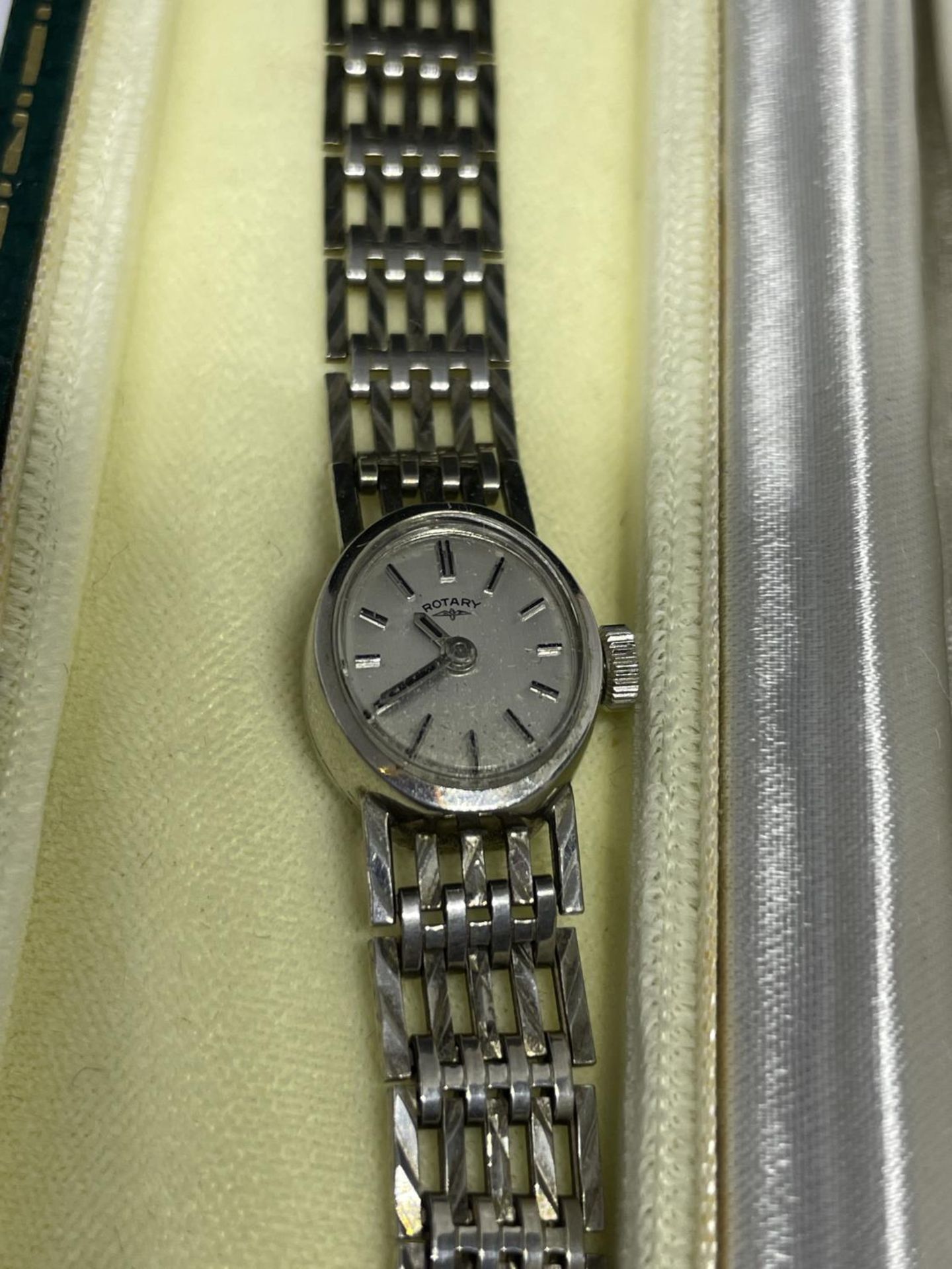 A LADIES SILVER ROTARY WRIST WATCH, WORKING AT TIME OF CATALOGUING - Bild 2 aus 4