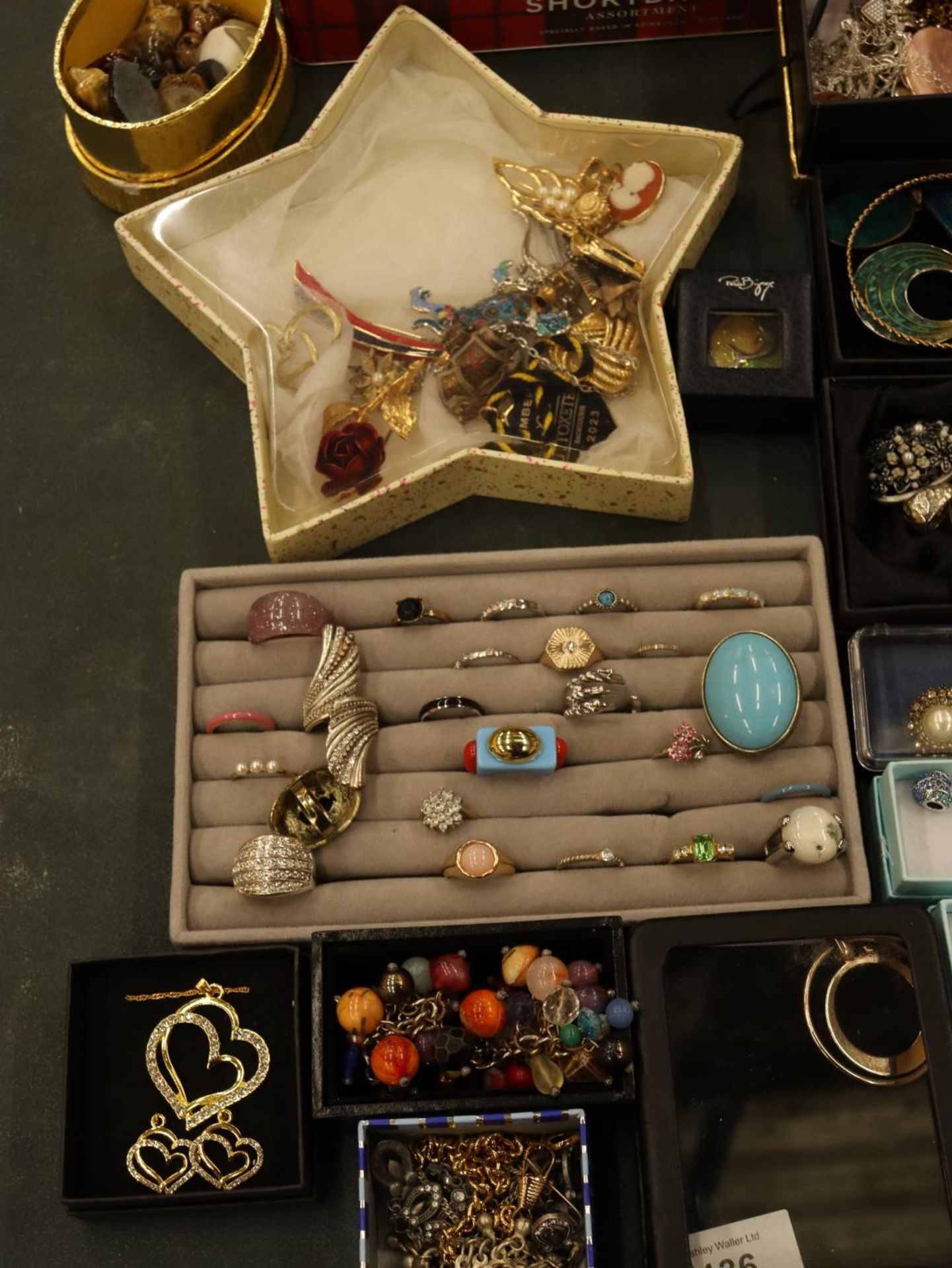 A LARGE QUANTITY OF COSTUME JEWELLERY, SOME BOXED TO INCLUDE EARRINGS, RINGS, NECKLACES, BROOCHES, - Image 5 of 10