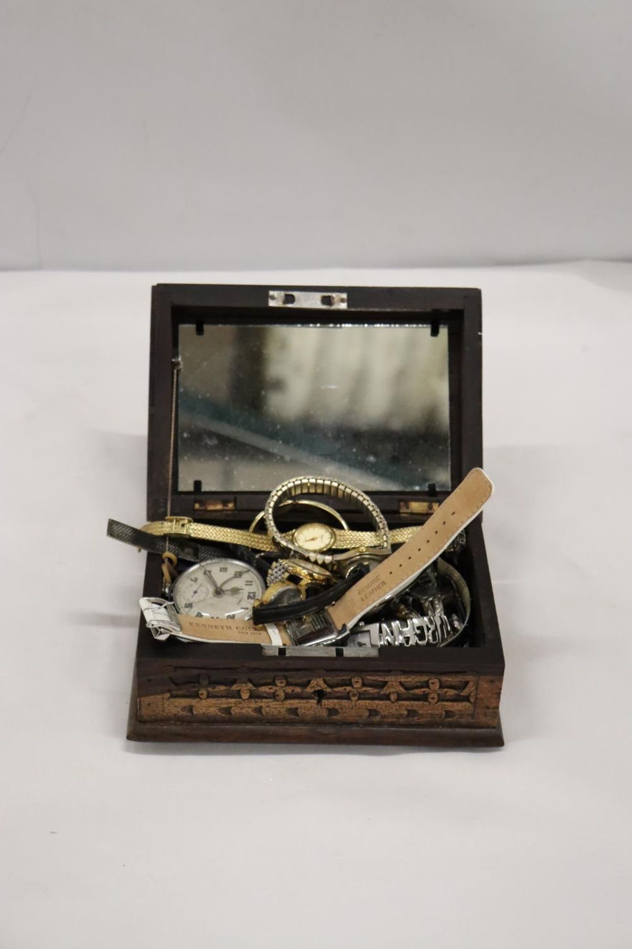A QUANTITY OF WRISTWATCHES TO INCLUDE LIMIT - 8 IN TOTAL PLUS A CARVED WOODEN BOX WITH A QUANTITY OF