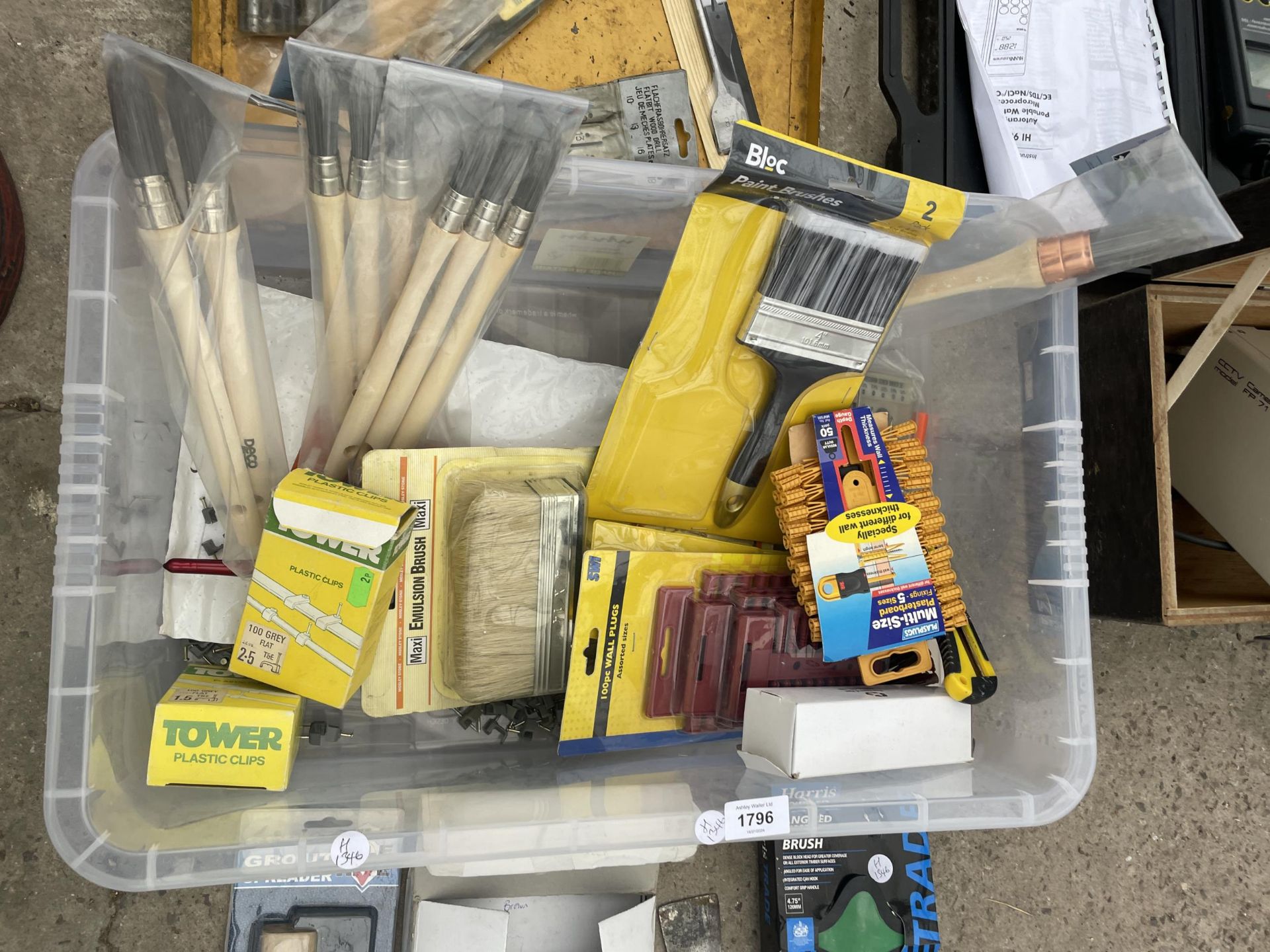 A BOX OF DECORATING HARDWARE TO INCLUDE BRUSHES, SCRAPER, ETC - Image 2 of 2