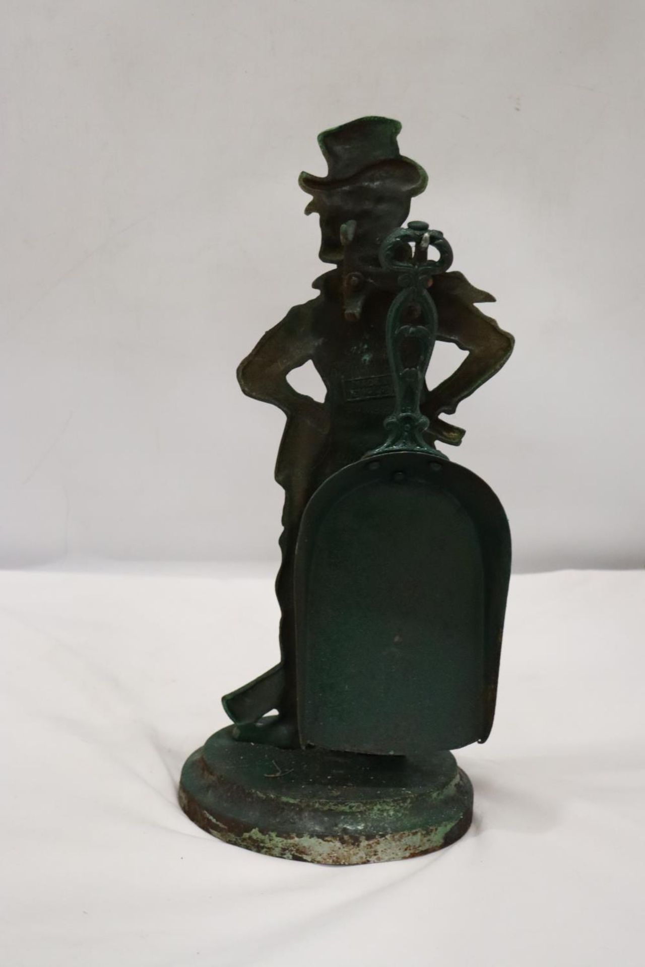 A VINTAGE CAST DOORSTOP WITH A SHOVEL - Image 4 of 6