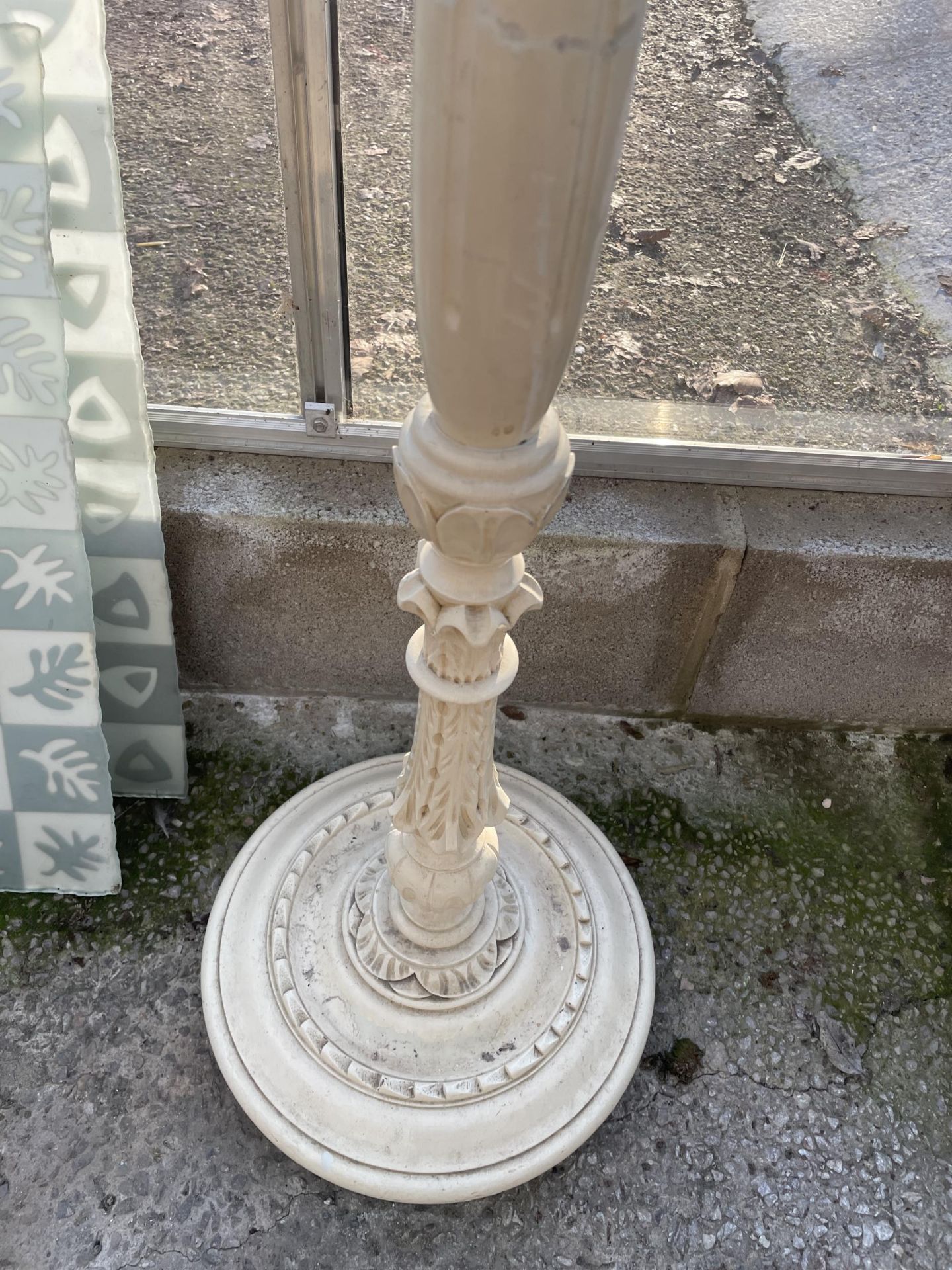 A MODERN PAINTED STANDARD LAMP WITH FLUTED COLUMN - Bild 2 aus 2