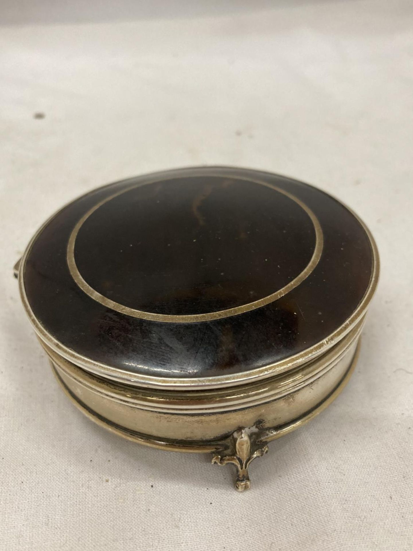 A HALLMARKED BIRMINGHAM SILVER AND TORTOISE SHELL LIDDED POT - Image 5 of 6