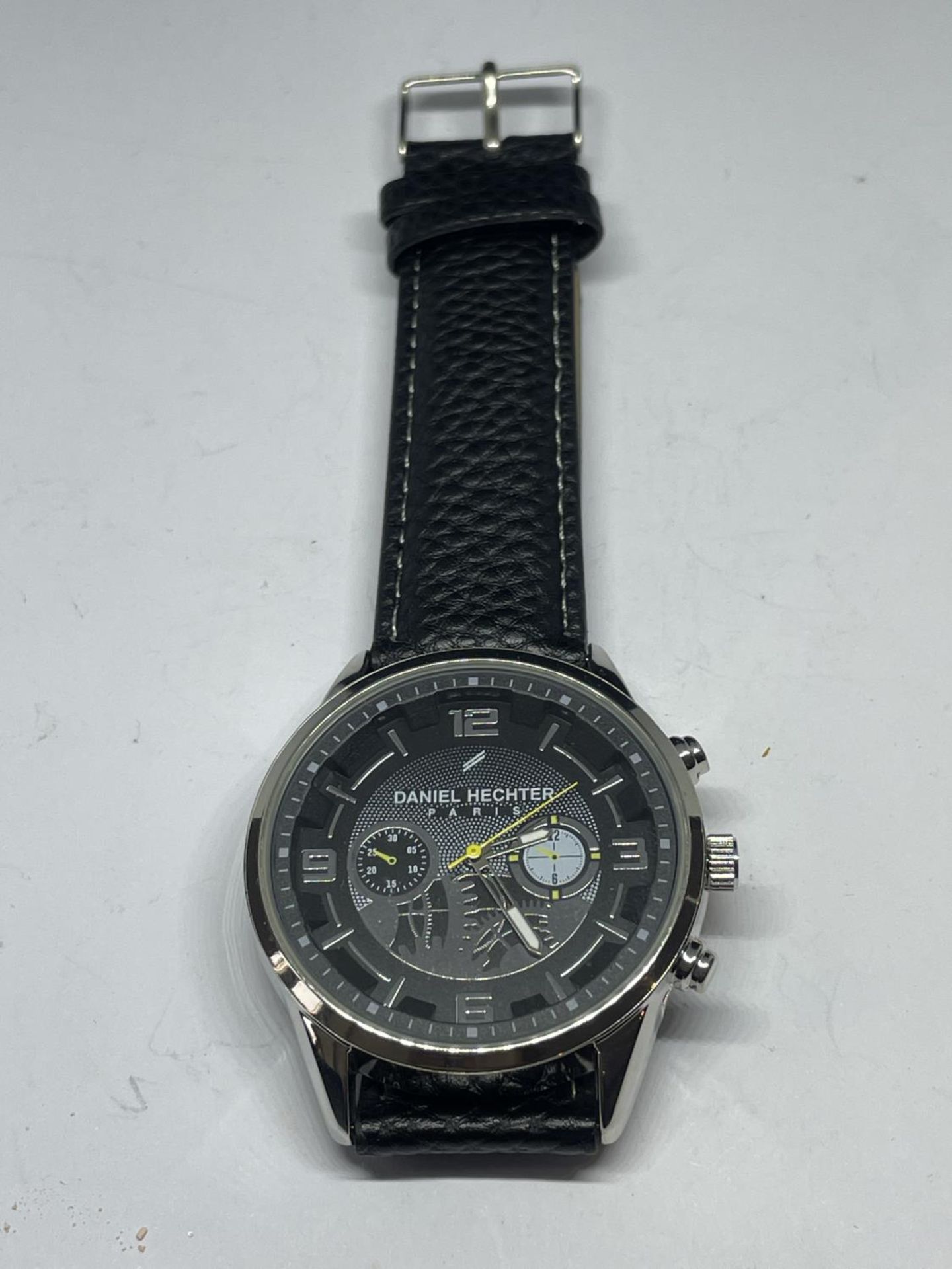 A GENTS WRISTWATCH, WORKING AT TIME OF LOTTING