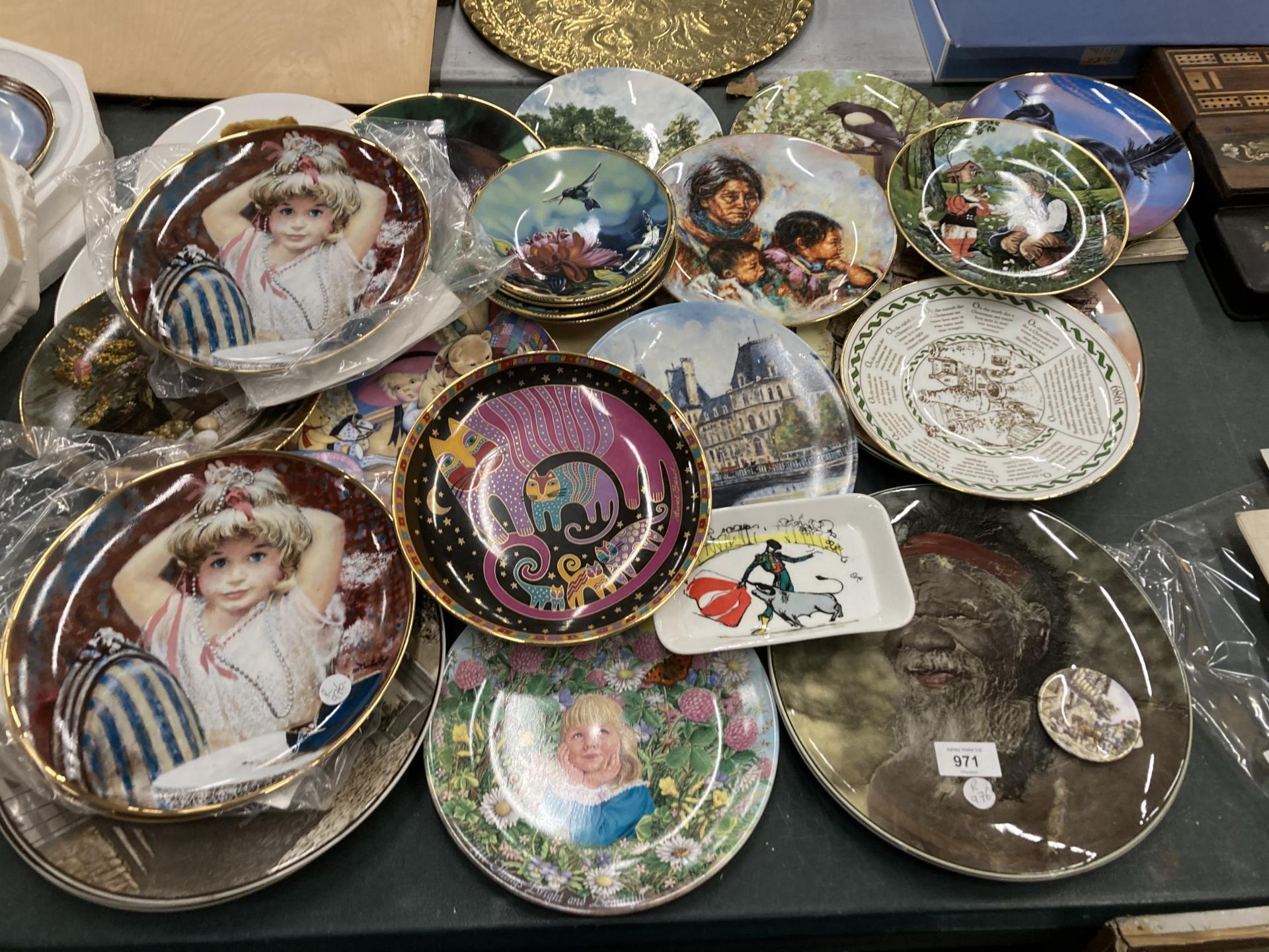 A LARGE QUANTITY OF COLLECTORS PLATES TO OINCLUDE TRIBAL, NATIVE AMERICAN, CHILDREN, BIRDS ETC