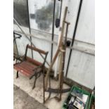AN ASSORTMENT OF VINTAGE GARDEN TOOLS TO INCLUDE SYTHES AND HOES ETC