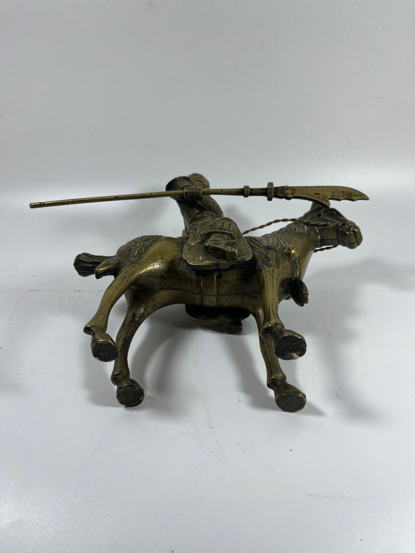 A VINTAGE CHINESE BRASS FIGURE OF A WARRIOR ON HORSEBACK WITH JEWEL DESIGN, HEIGHT 24CM - Image 4 of 5