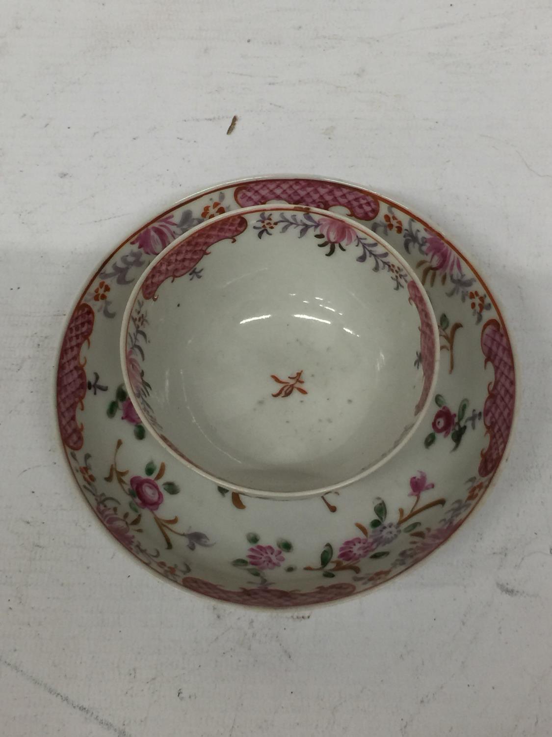 A LATE 18TH/EARLY 19TH CENTURY CHINESE EXPORT FAMILLE ROSE TEA BOWL AND SAUCER - FAINT HAIRLINE - Image 2 of 4